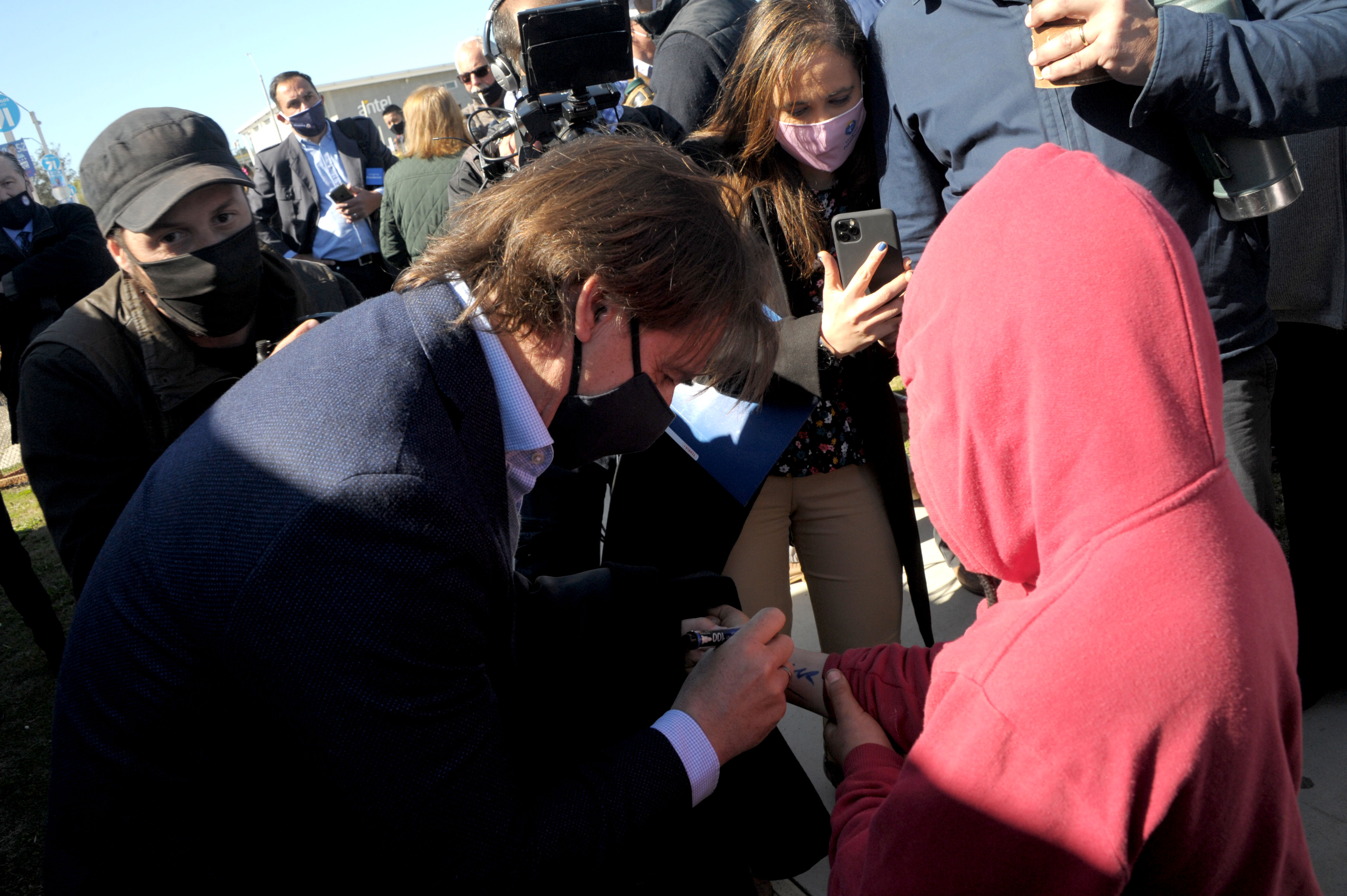 Presidente Luis Lacalle Pou es recibido por ciudadanos de Rocha