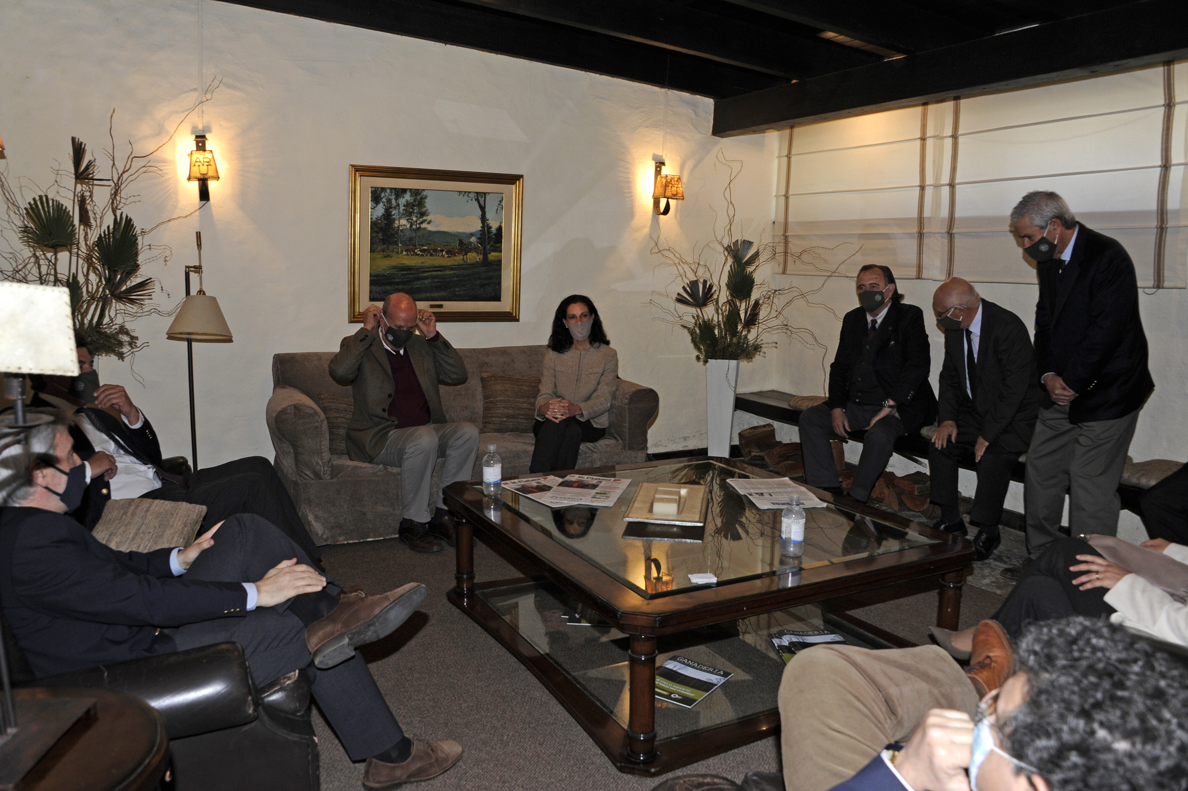 Ministra de Economía y Finanzas, Azucena Arbeleche, mantuvo reunión con directivos de la Asociación Rural del Uruguay (ARU)