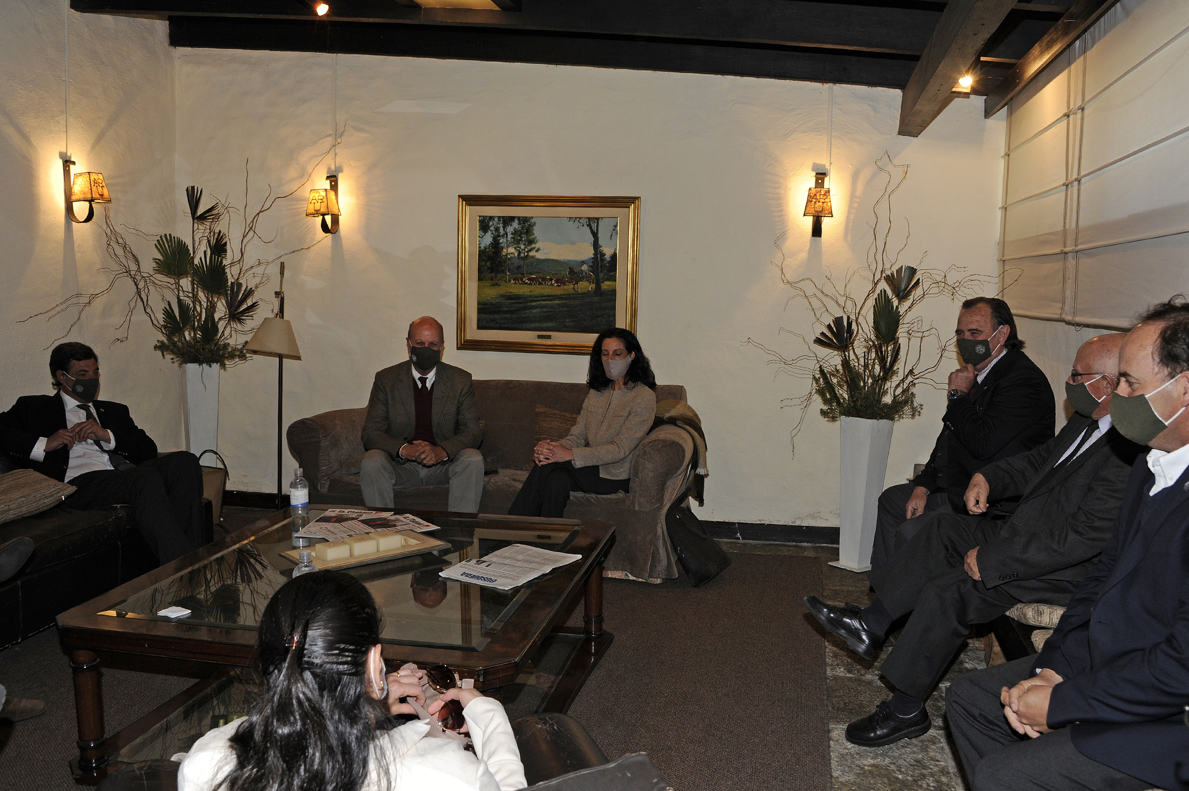 Ministra de Economía y Finanzas, Azucena Arbeleche, mantuvo reunión con directivos de la Asociación Rural del Uruguay (ARU)