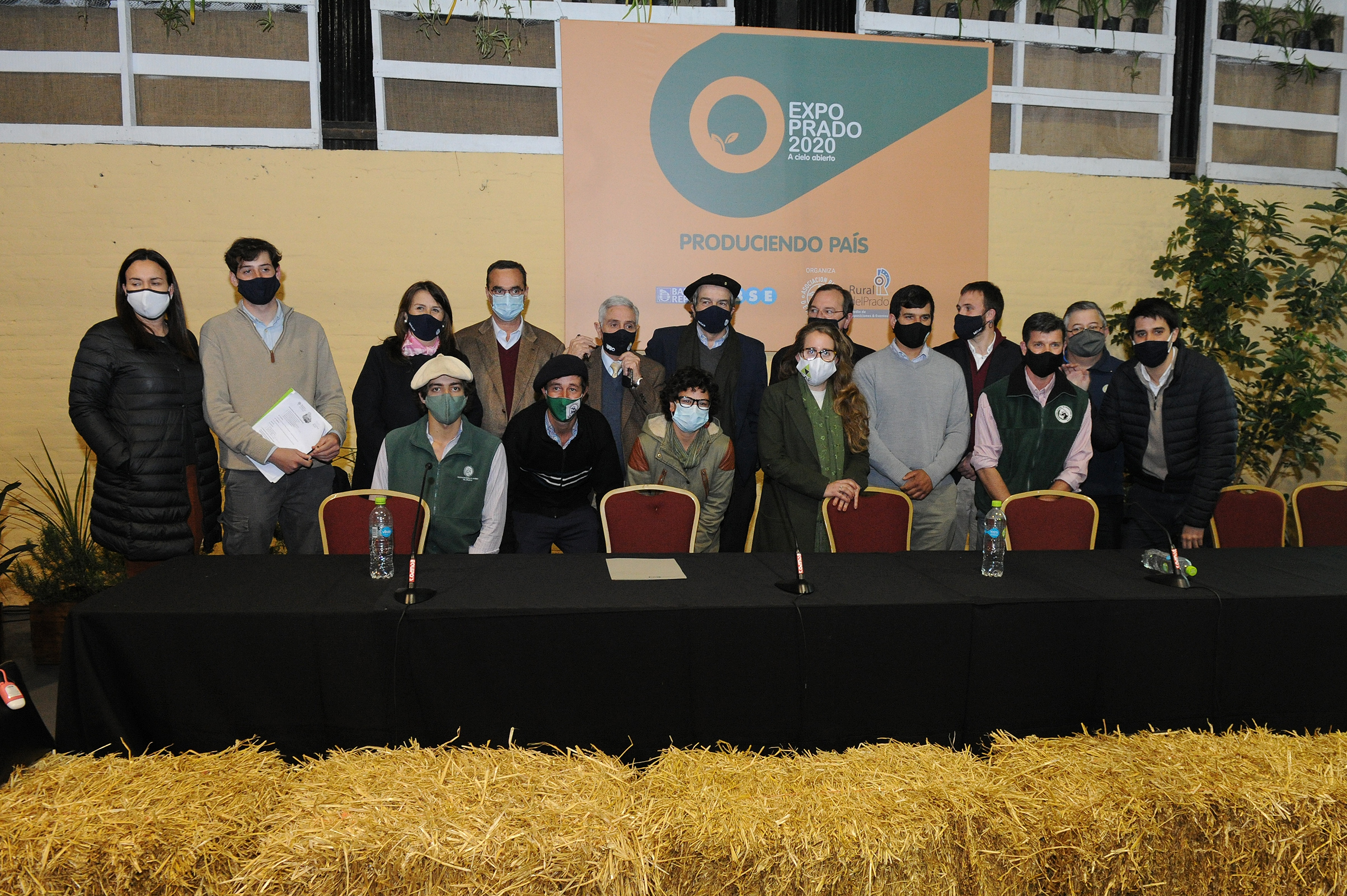 Autoridades y jóvenes asistentes al acto de reinstalación de Comisión Honoraria en el Área de la Juventud Rural