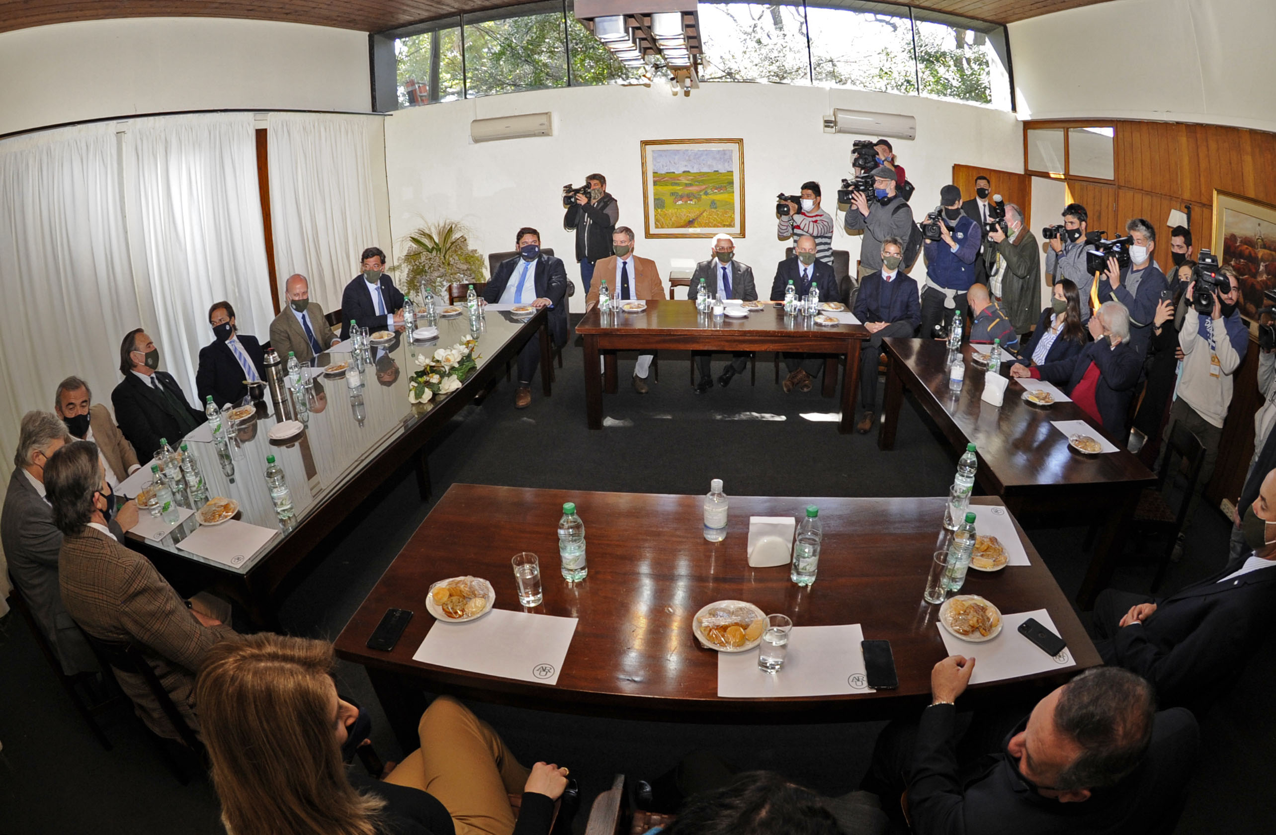 Presidente Luis Lacalle Pou y ministro Carlos María Uriarte, reunidos con los representantes de la Asociación Rural del Uruguay