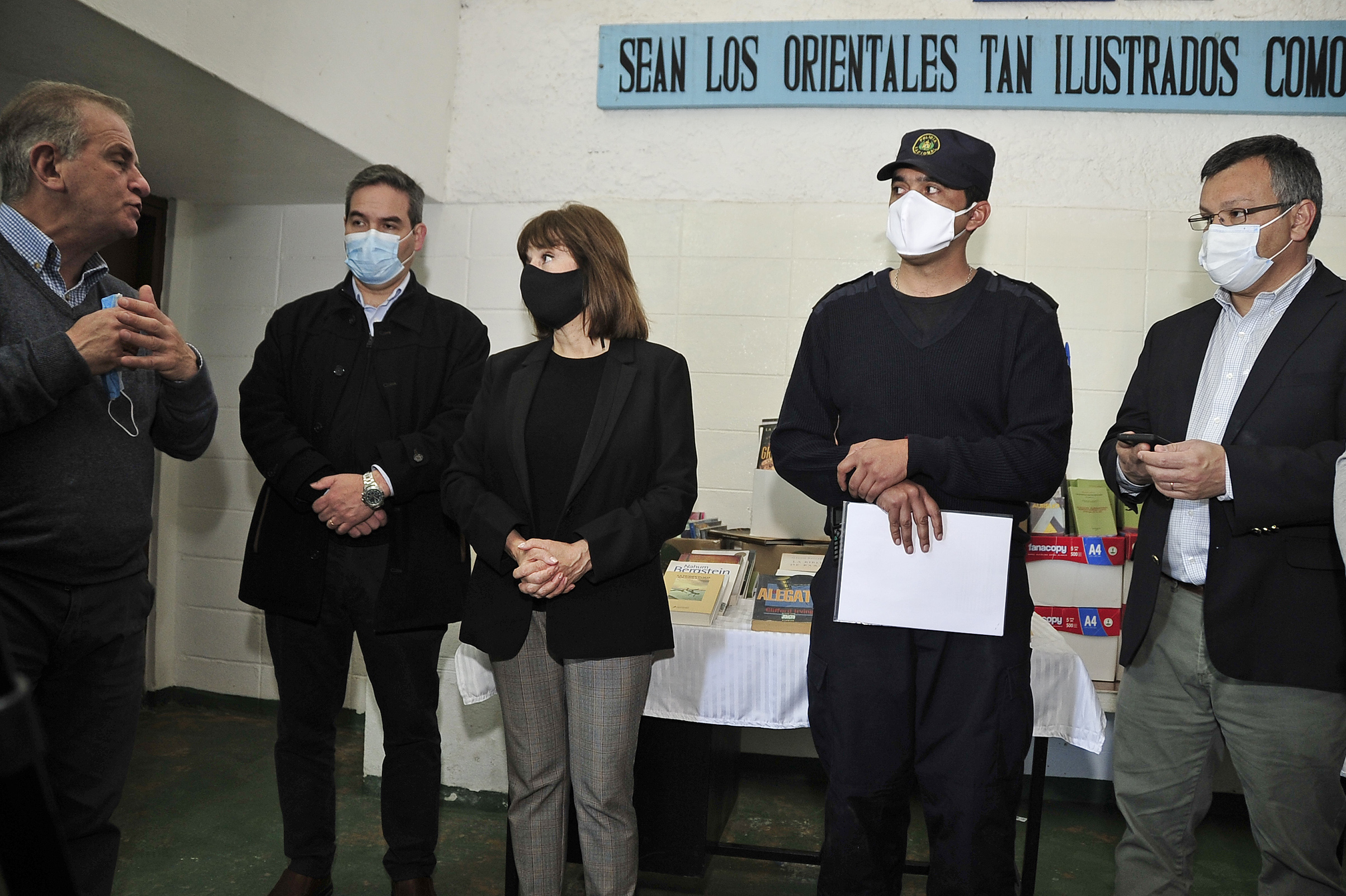 Autoridades en el marco de la donación de 450 libros al centro penitenciario de Santiago Vázquez