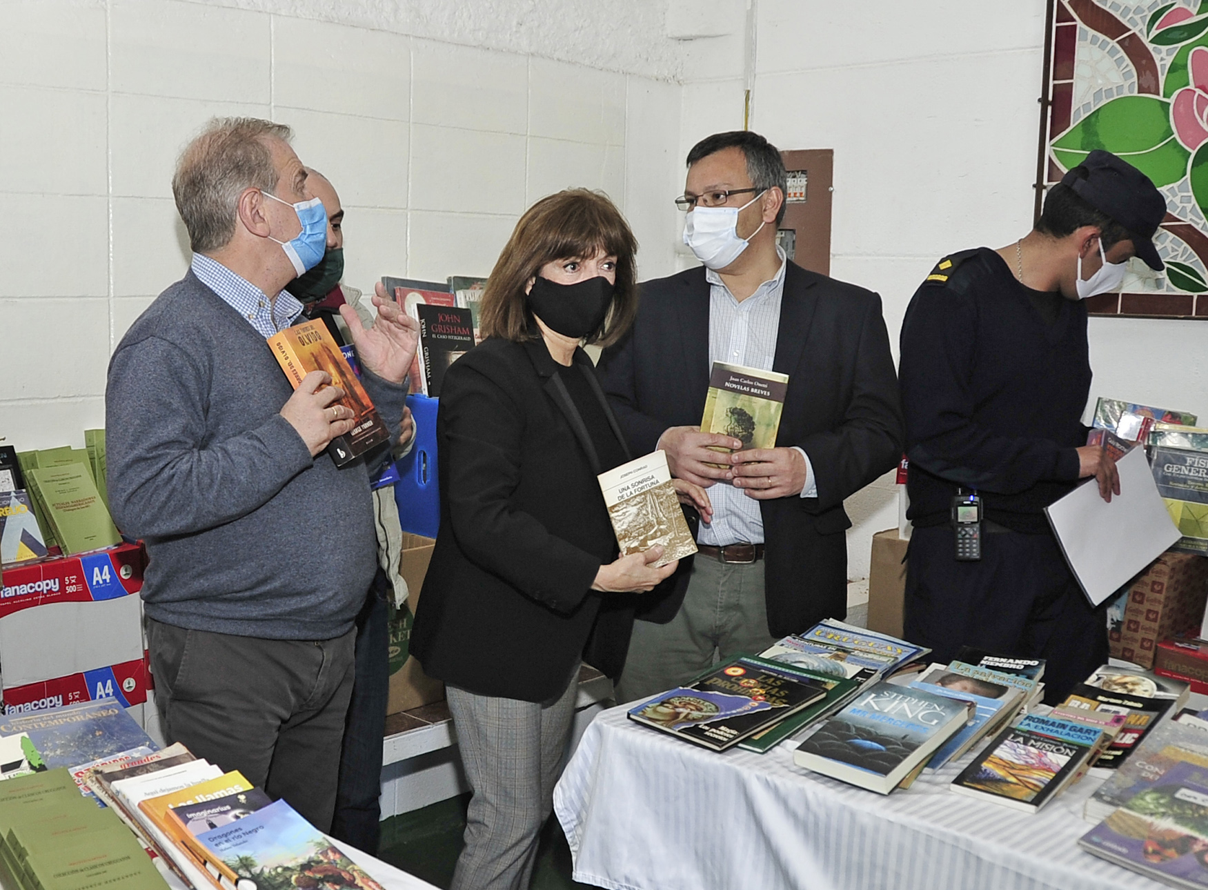 Autoridades en el marco de la donación de 450 libros al centro penitenciario de Santiago Vázquez