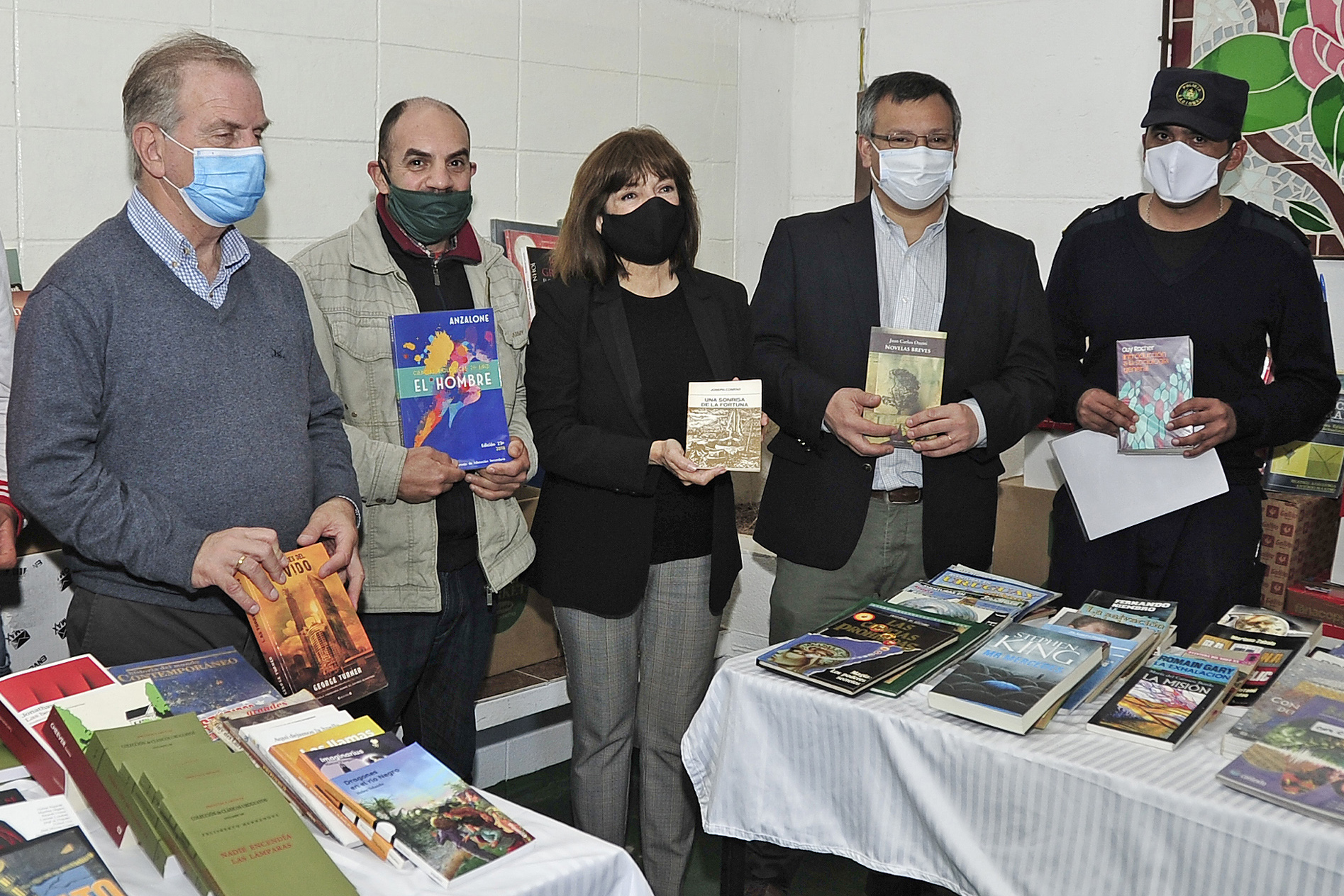 Autoridades en el marco de la donación de 450 libros al centro penitenciario de Santiago Vázquez