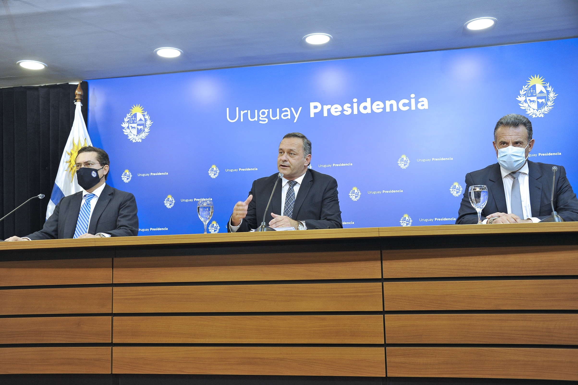 Prosecretario de Presidencia, Rodrigo Ferrés, secretario de Presidencia, Álvaro Delgado, y ministro de Salud Pública, Daniel Salinas