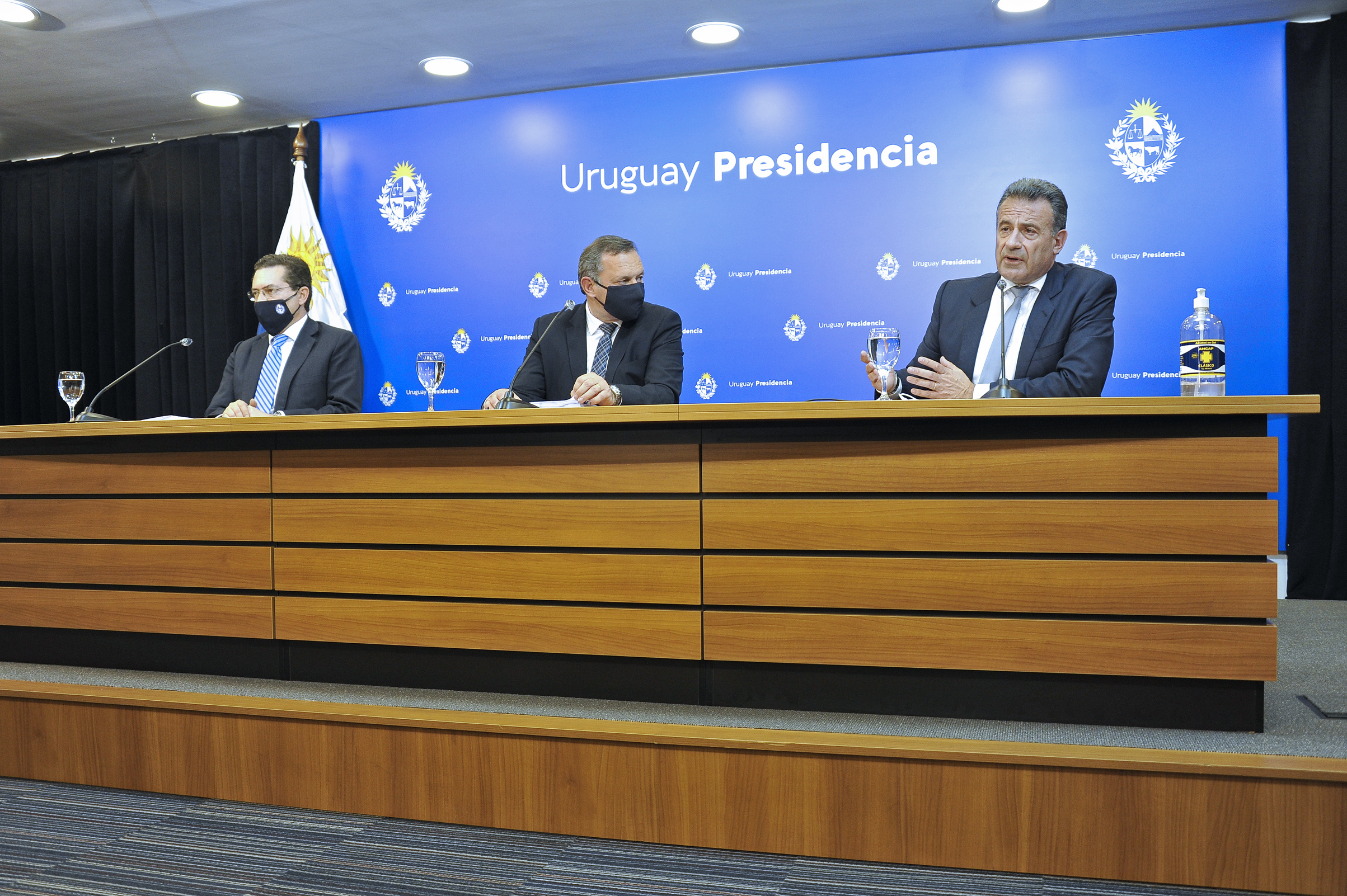 Prosecretario de Presidencia, Rodrigo Ferrés, secretario de Presidencia, Álvaro Delgado, y ministro de Salud Pública, Daniel Salinas
