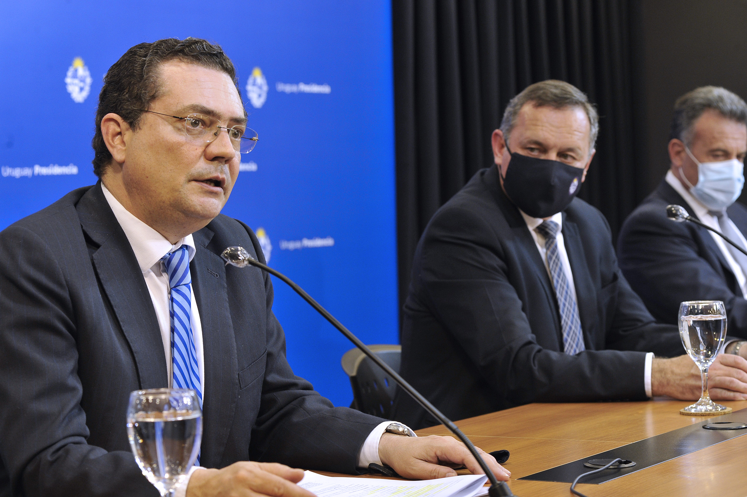 Prosecretario de Presidencia, Rodrigo Ferrés, secretario de Presidencia, Álvaro Delgado, y ministro de Salud Pública, Daniel Salinas