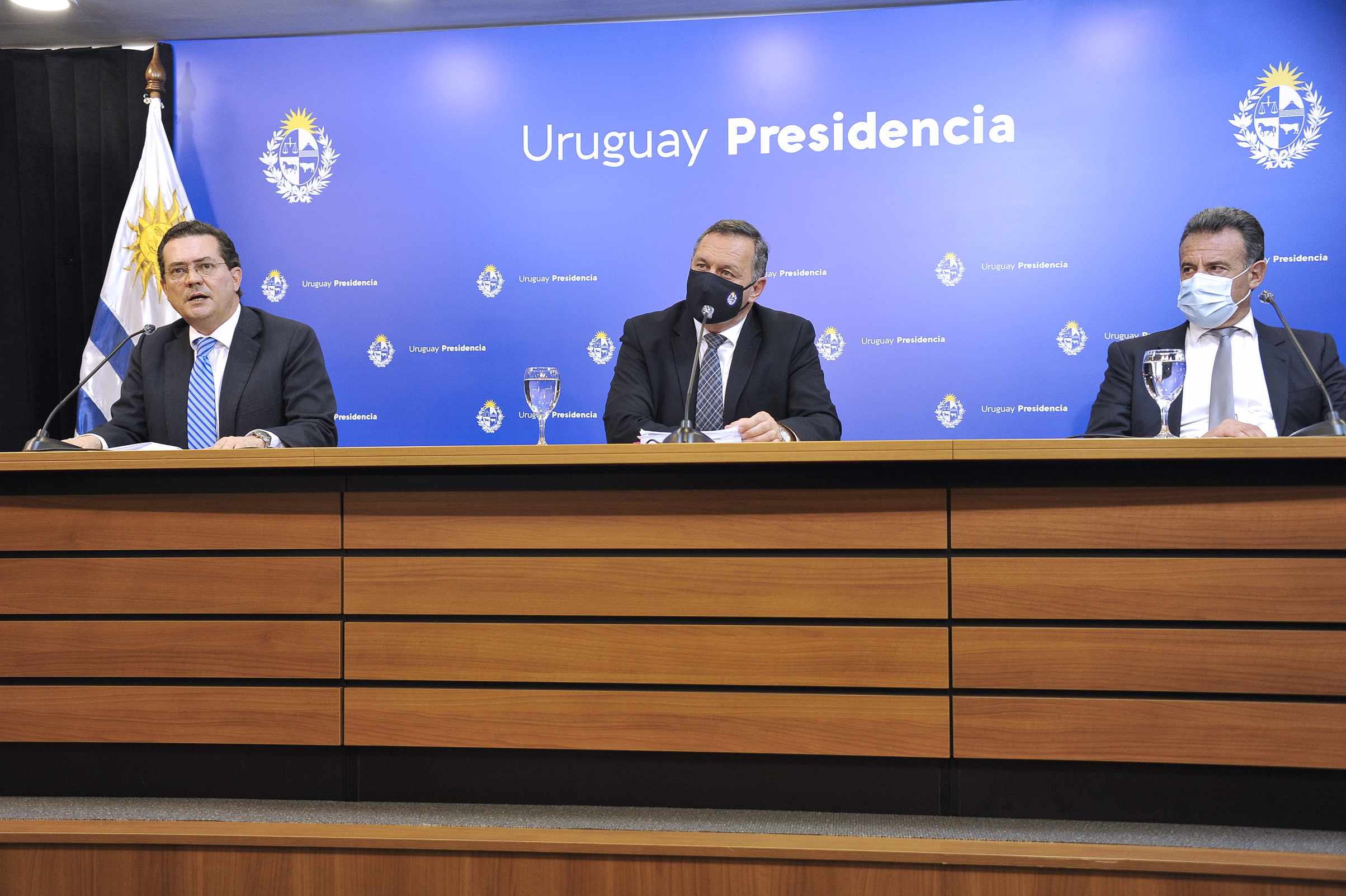 Prosecretario de Presidencia, Rodrigo Ferrés, secretario de Presidencia, Álvaro Delgado, y ministro de Salud Pública, Daniel Salinas