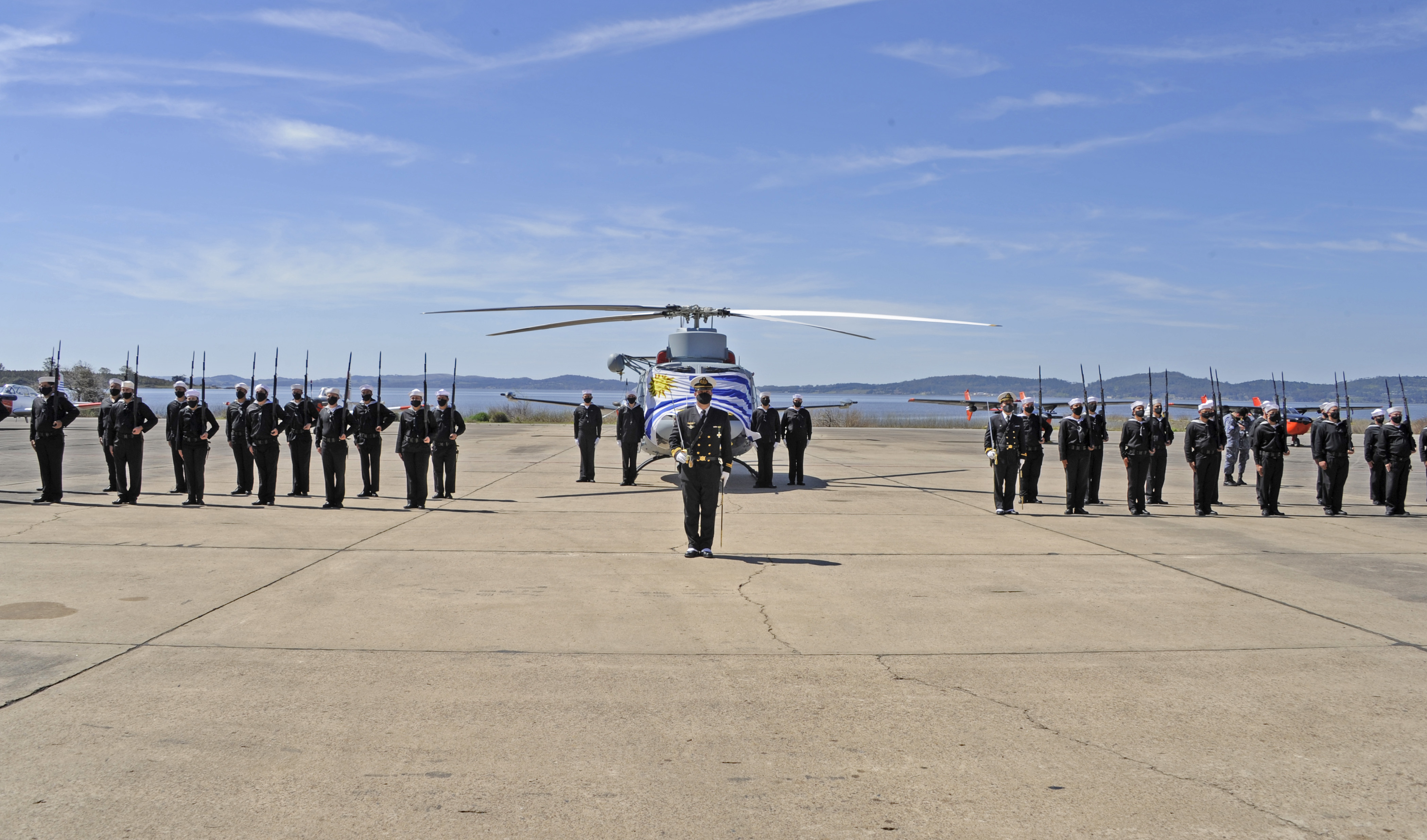 Acto de entrega de un helicóptero para patrullaje naval, traslado sanitario y cuidado ambiental