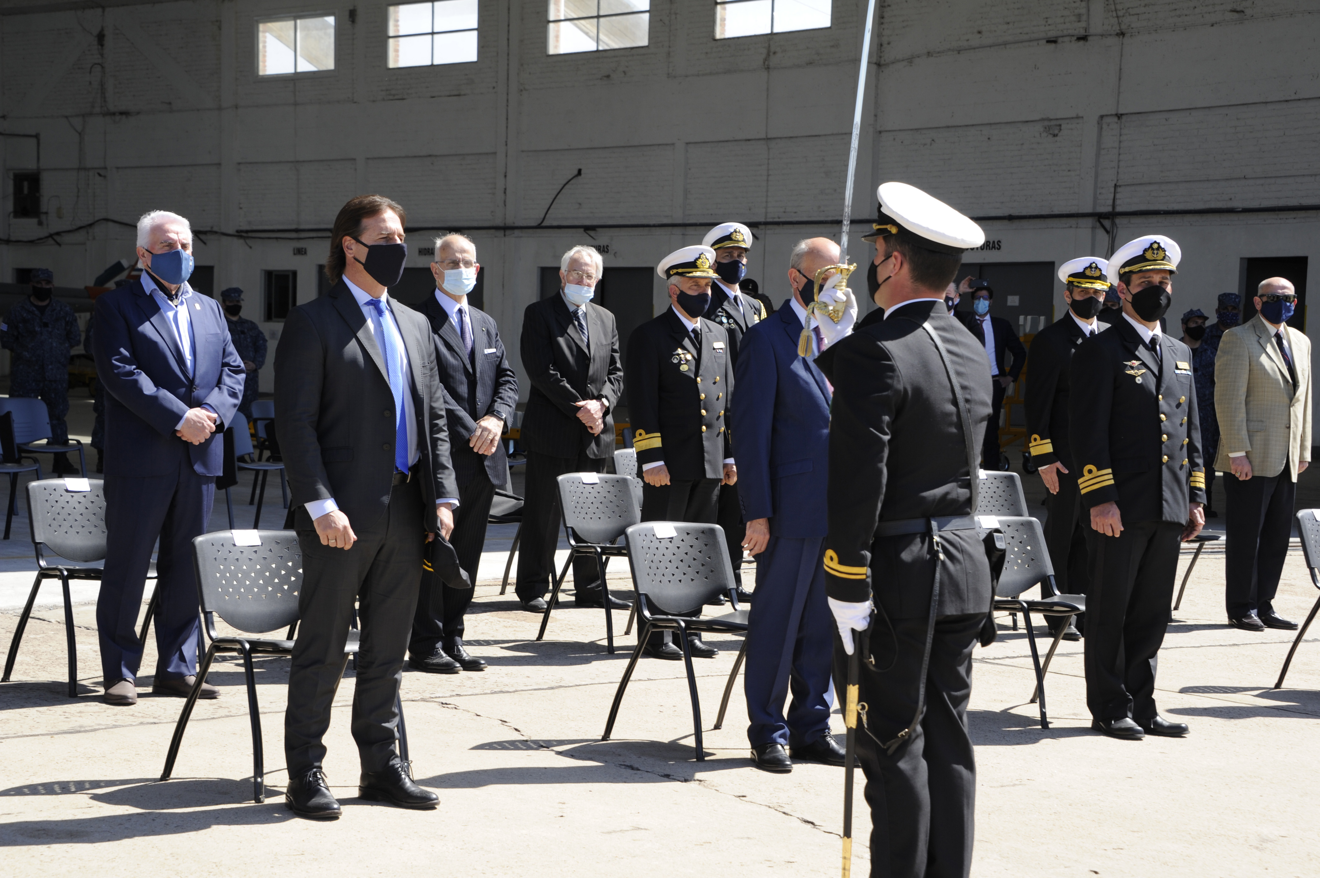 Lacalle Pou, en acto de entrega de un helicóptero para patrullaje naval, traslado sanitario y cuidado ambiental
