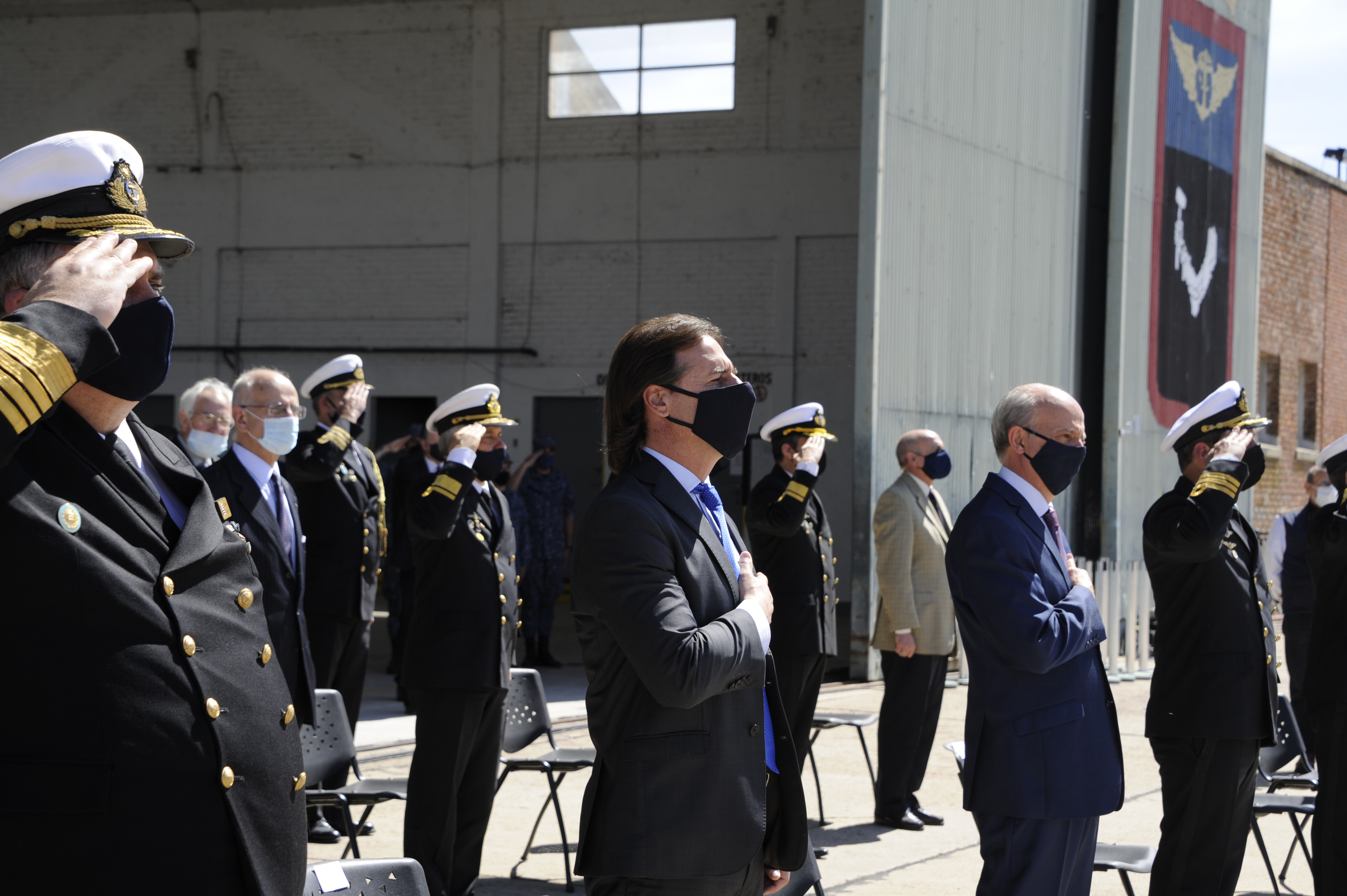 Lacalle Pou, en acto de entrega de un helicóptero para patrullaje naval, traslado sanitario y cuidado ambiental