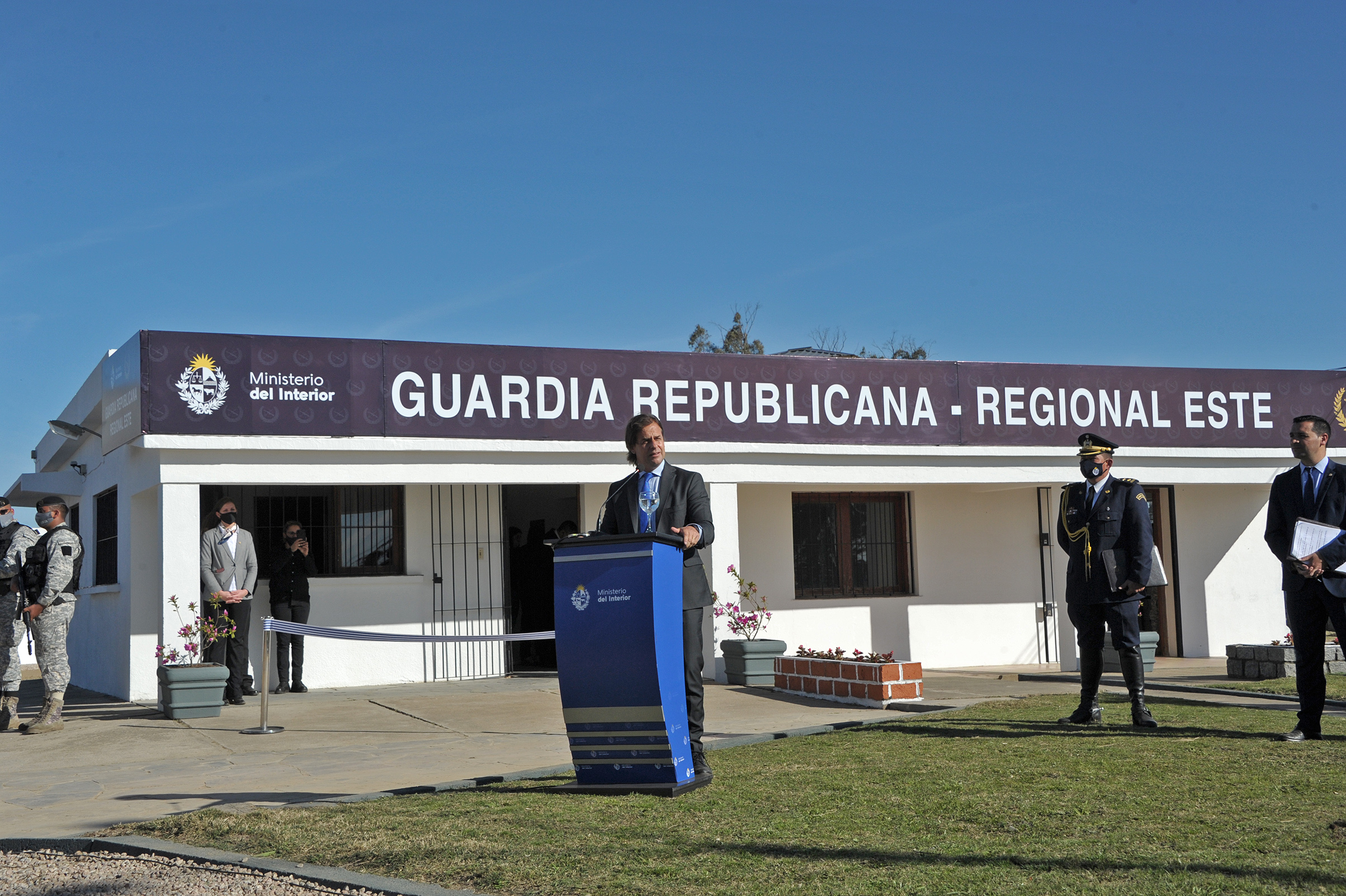 Presidente de la República, Luis Lacalle Pou, dirigiéndose a los presentes durante la inauguración de sede de la Guardia Republicana en San Carlos
