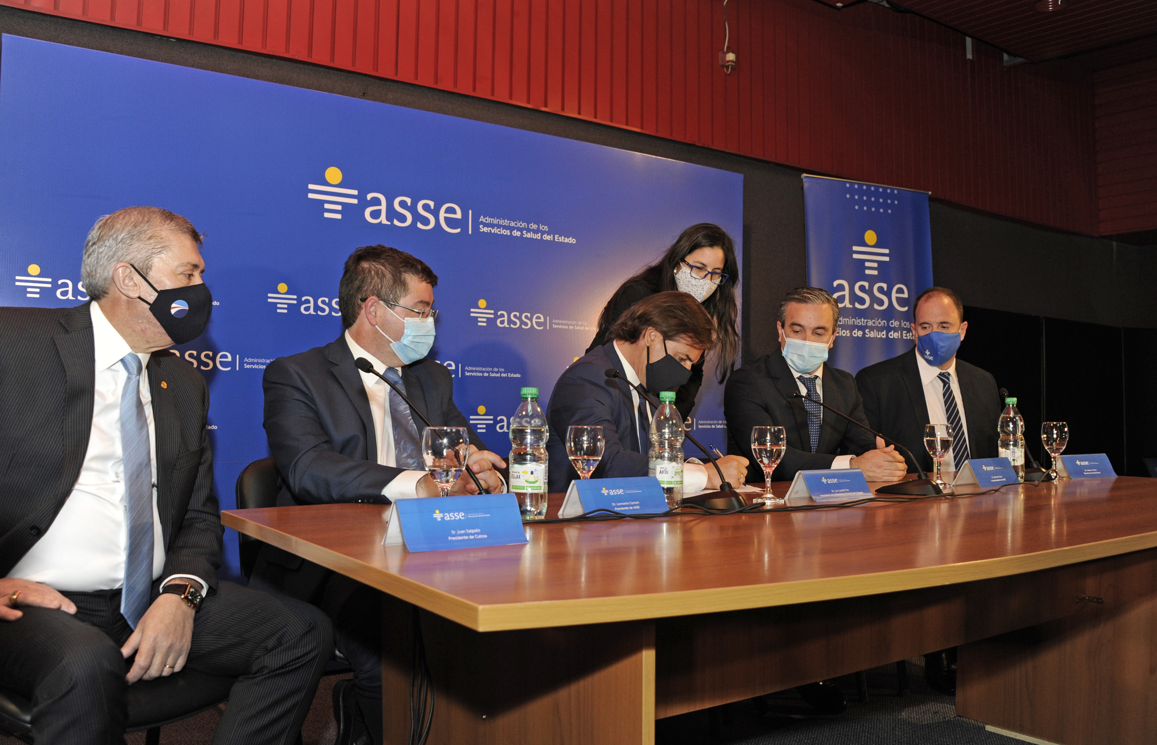 Presidente Lacalle Pou y autoridades en lanzamiento del Plan Nacional de Salud Bucal