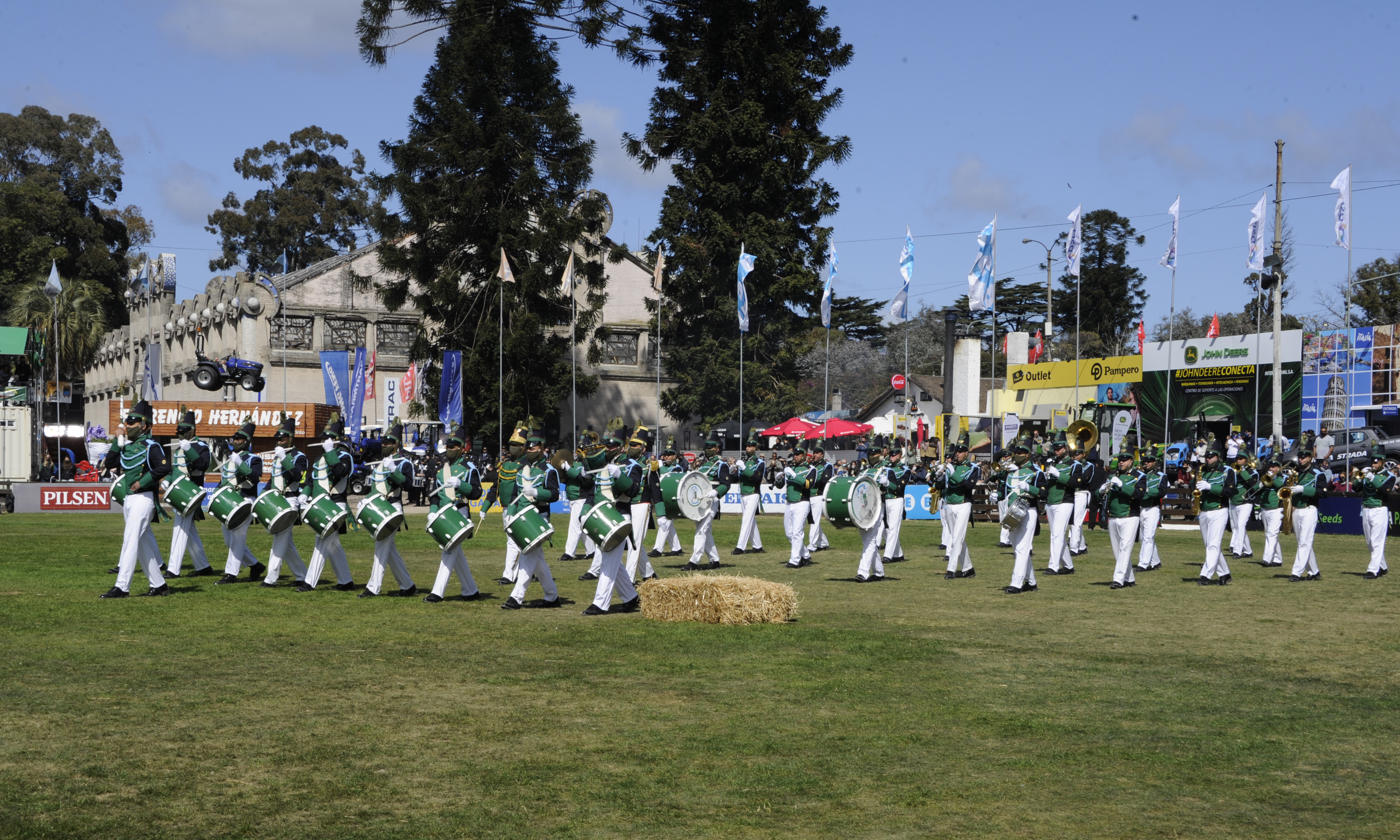 Desfile en el ruedo de la Expo Prado