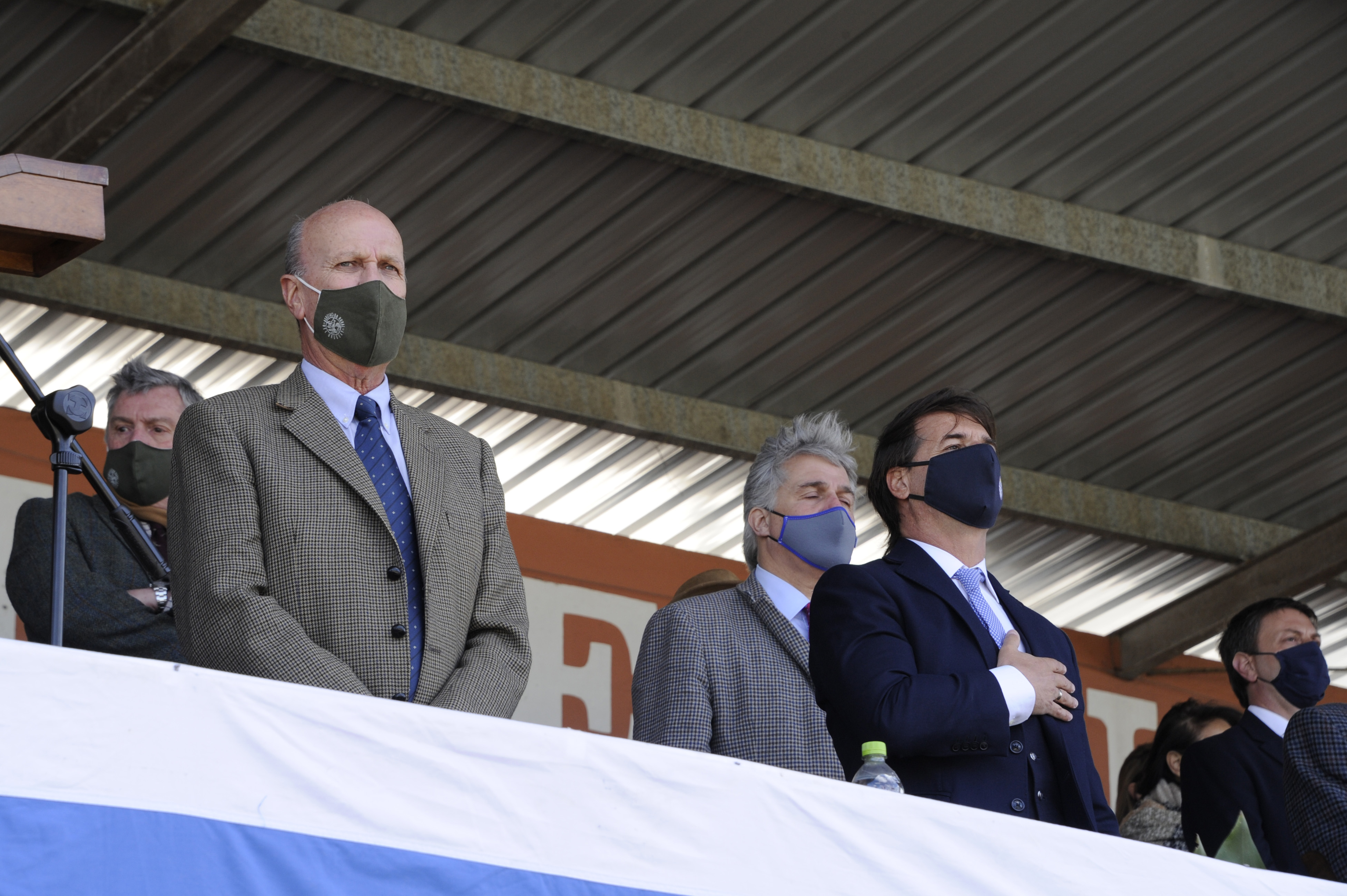 Autoridades entonan el himno nacional