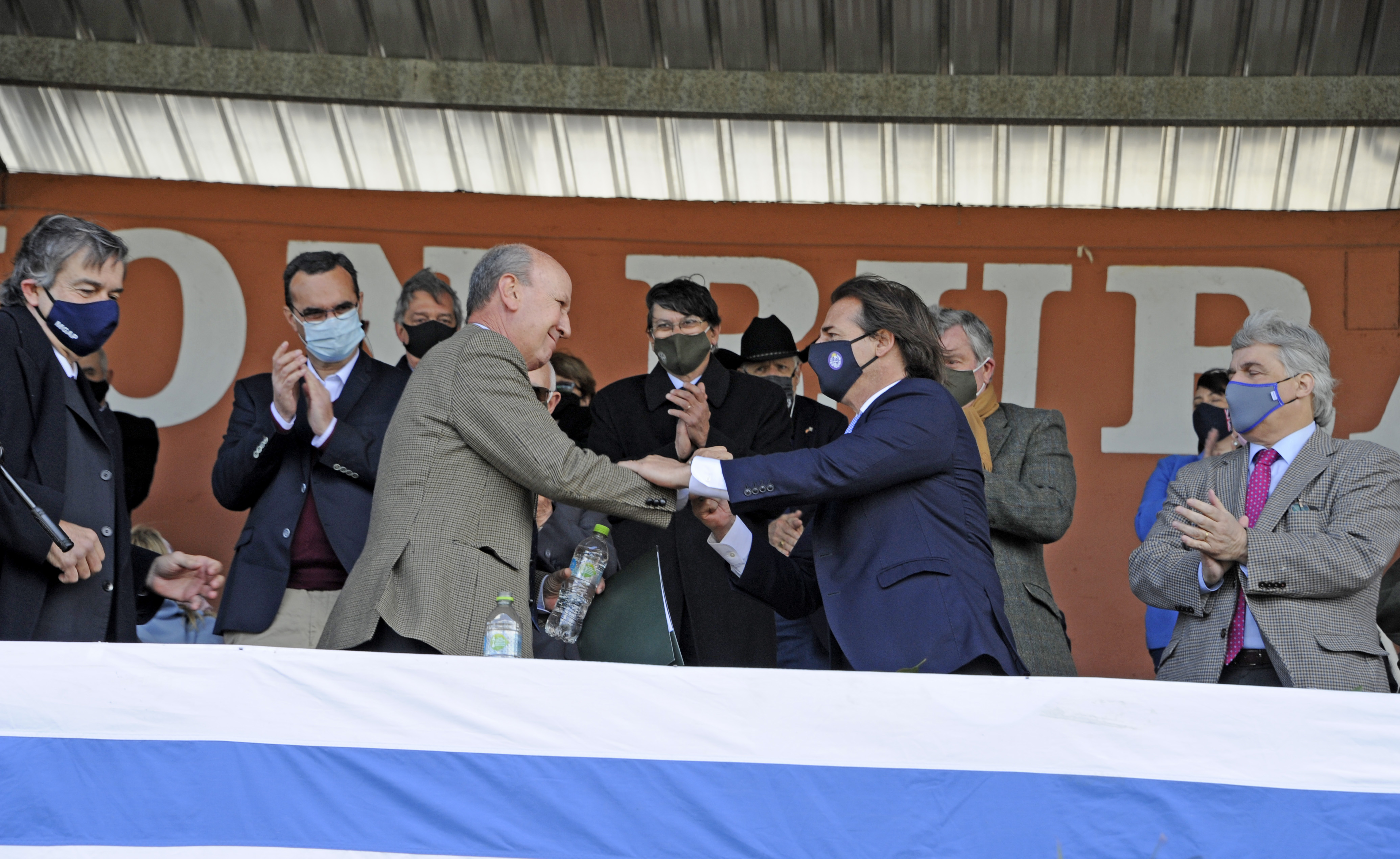 Luis Lacalle Pou y Gabriel C se saludan