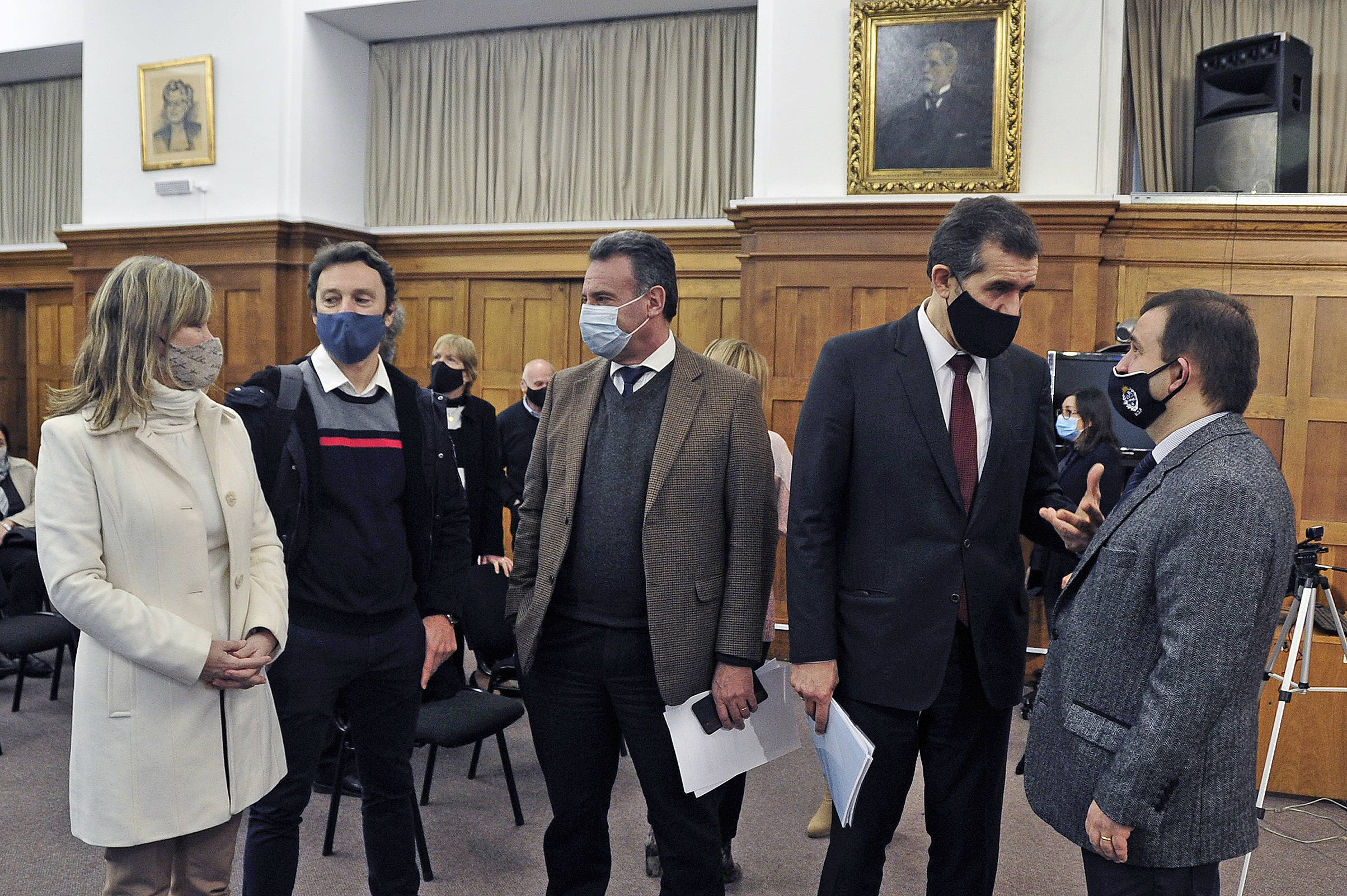 Autoridades de Salud Pública previo al inicio de la conferencia de prensa