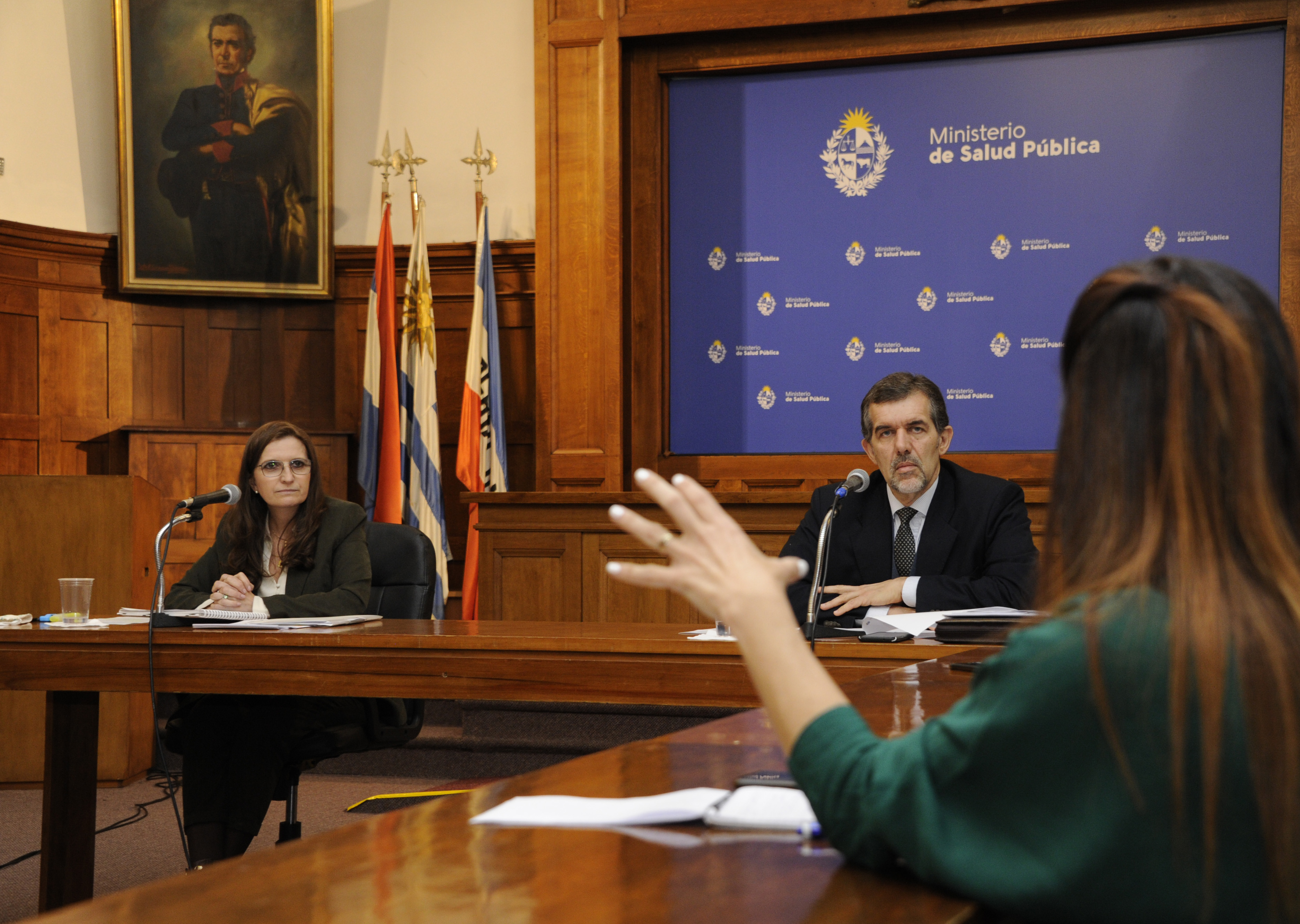 Directora general de Coordinación del MSP, Karina Rando, y el director general de Salud, Miguel Asqueta, en conferencia de prensa