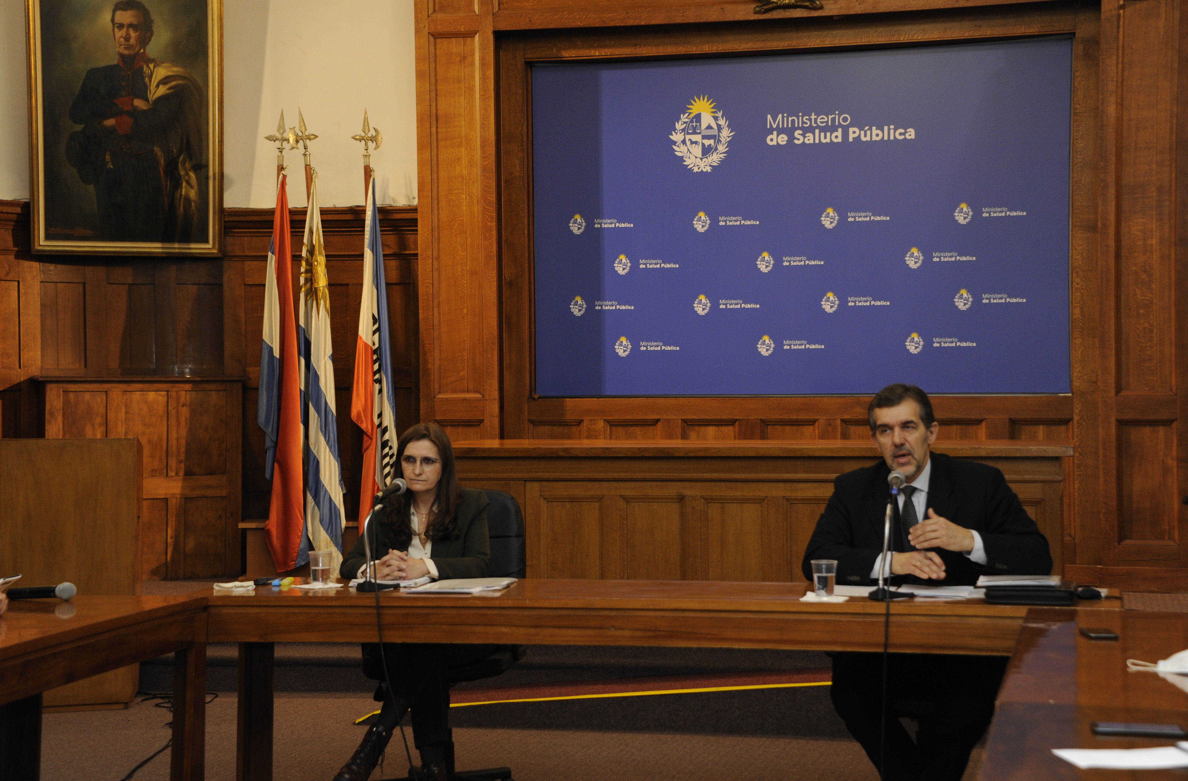 Directora general de Coordinación del MSP, Karina Rando, y el director general de Salud, Miguel Asqueta, en conferencia de prensa