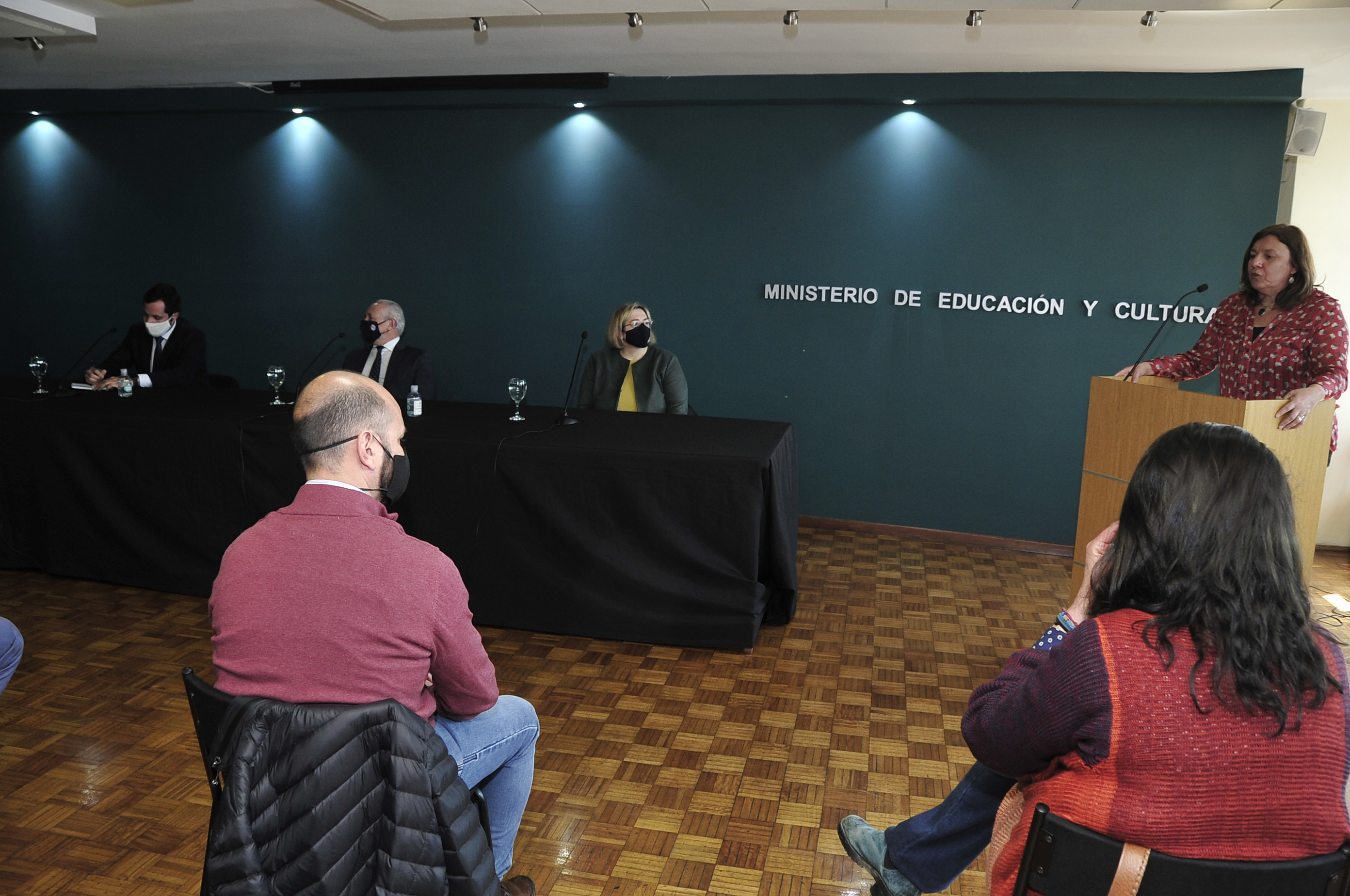 Autoridades en acto de entrega de acreditación de culminación de ciclo básico a los participantes del convenio Cecap-CES