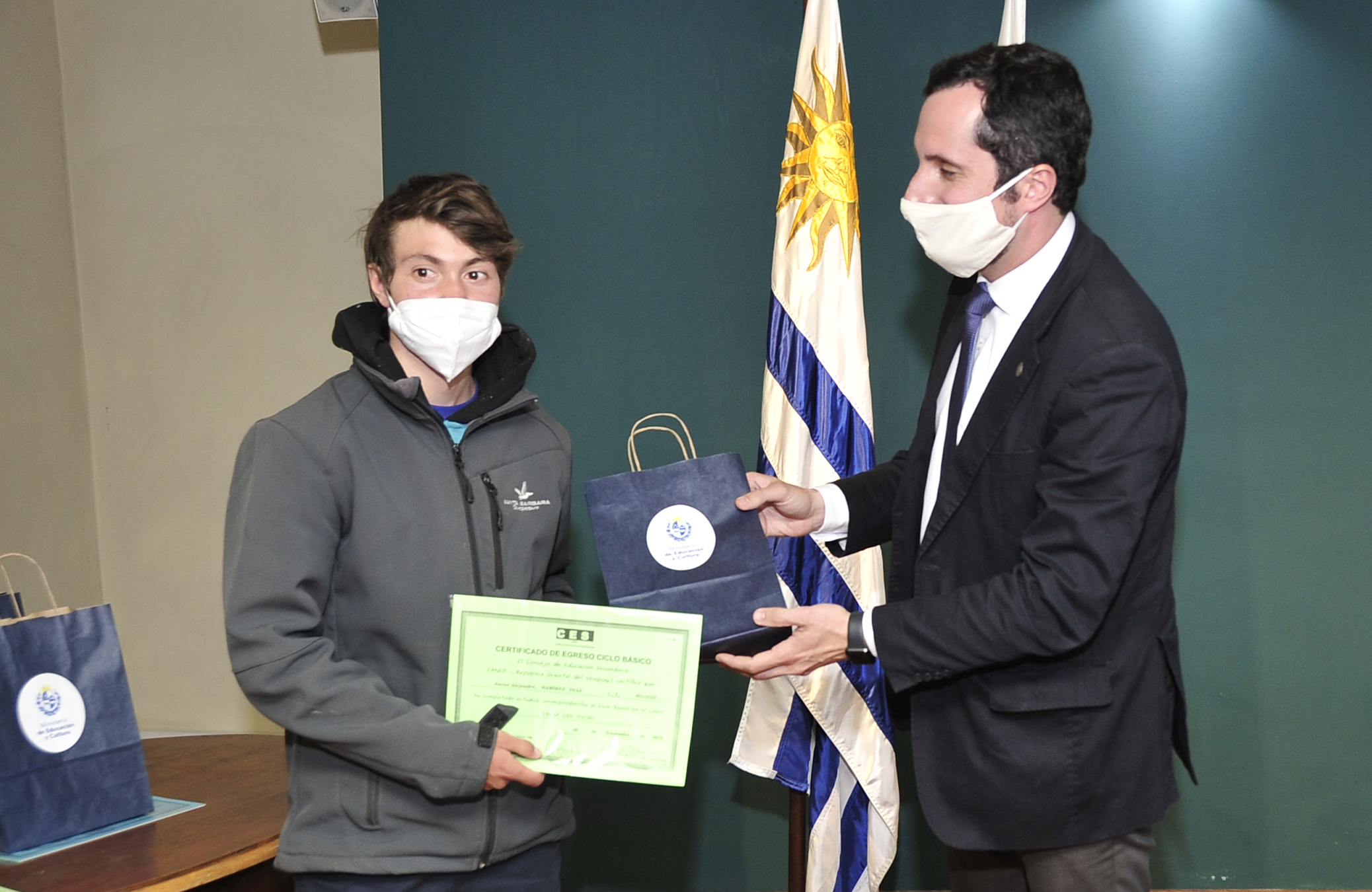 Acto de entrega de acreditación de culminación de ciclo básico a los participantes del convenio Cecap-CES