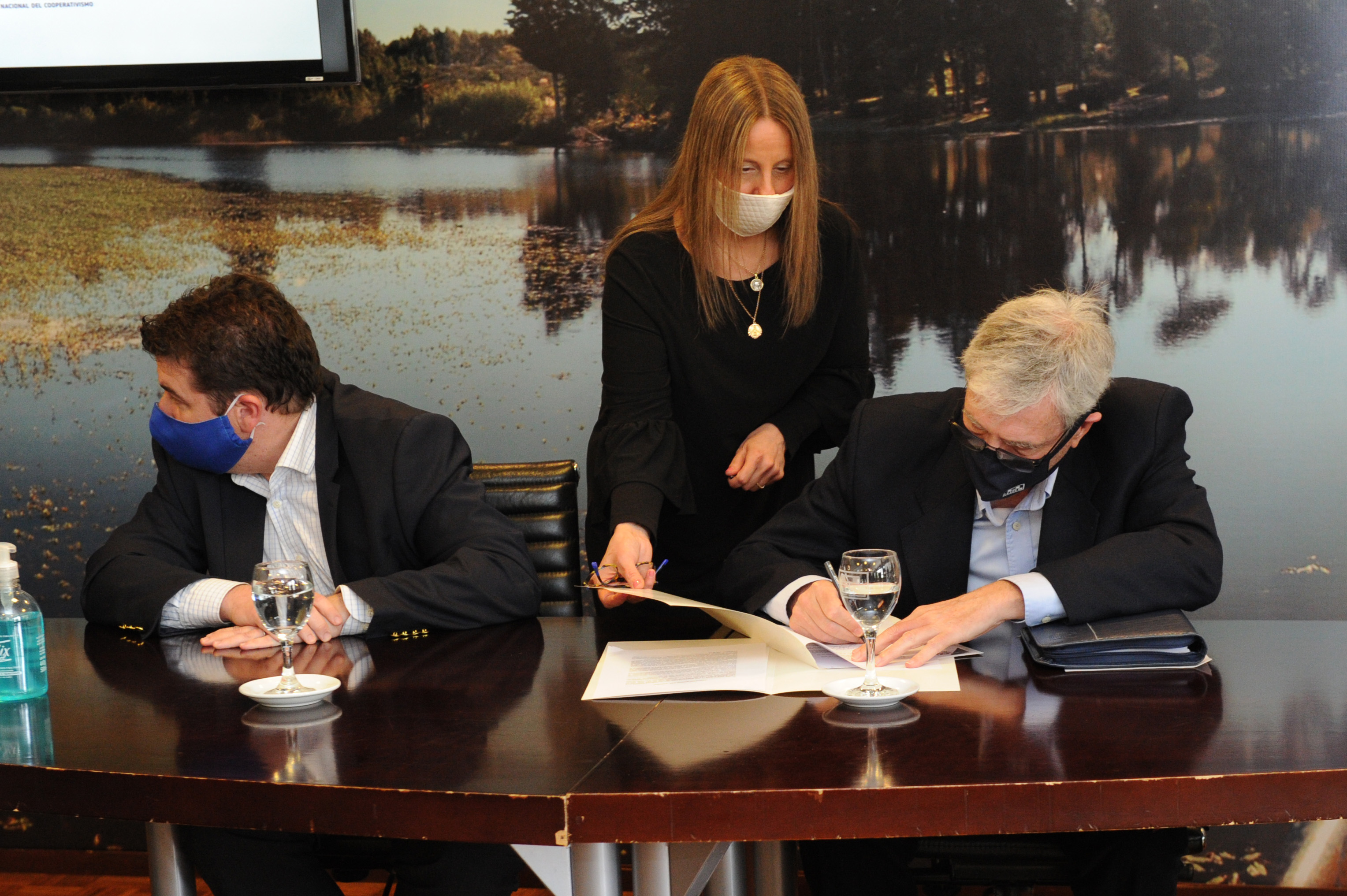 Firma de convenio entre la Administración de las Obras Sanitarias del Estado (OSE) y el Instituto Nacional de Cooperativismo (Inacoop)