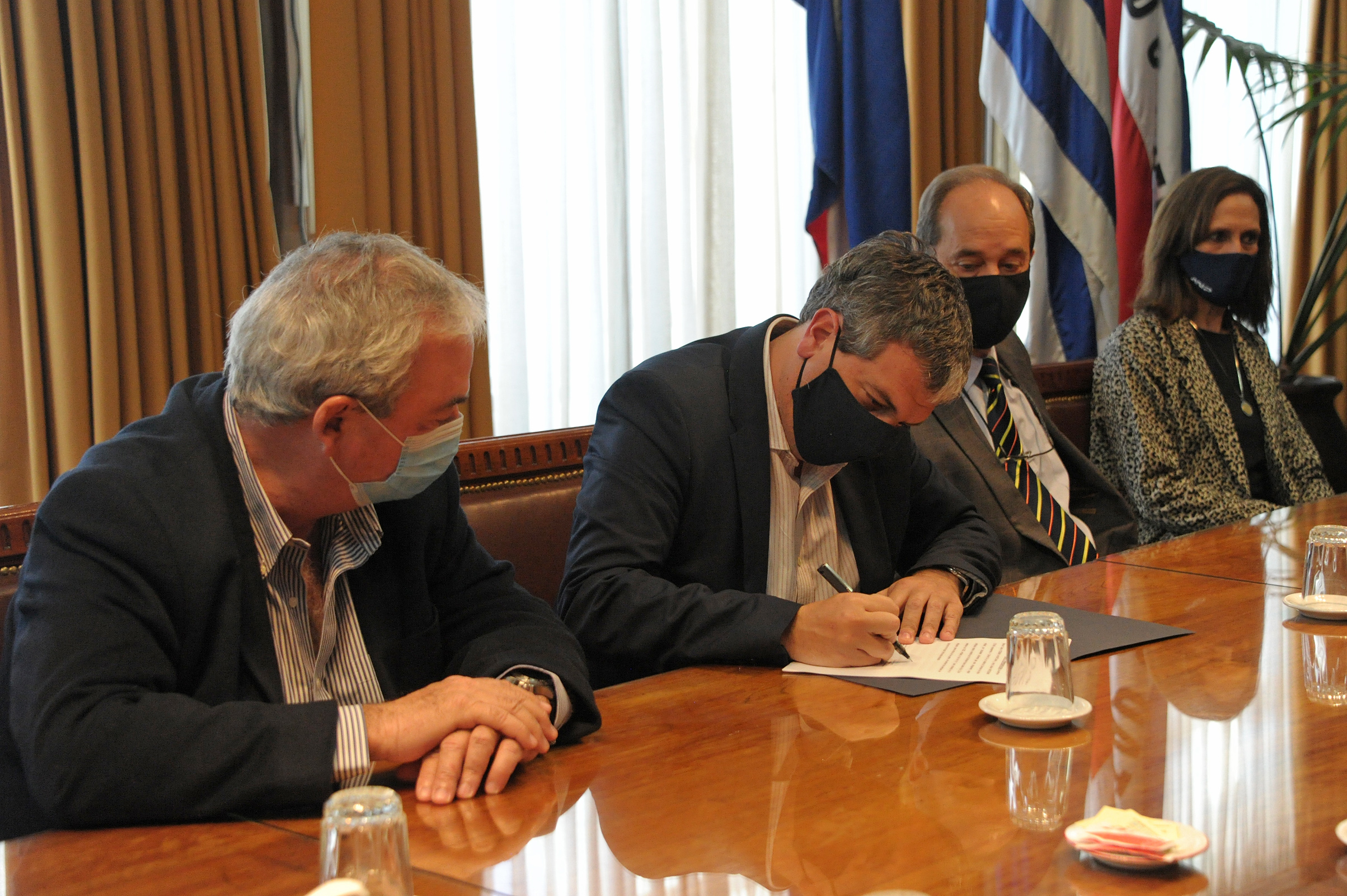 Suscripción de acuerdo entre Administración Nacional de Puertos y empresa que construirá y explotará un muelle en terminal marítima de Montevideo