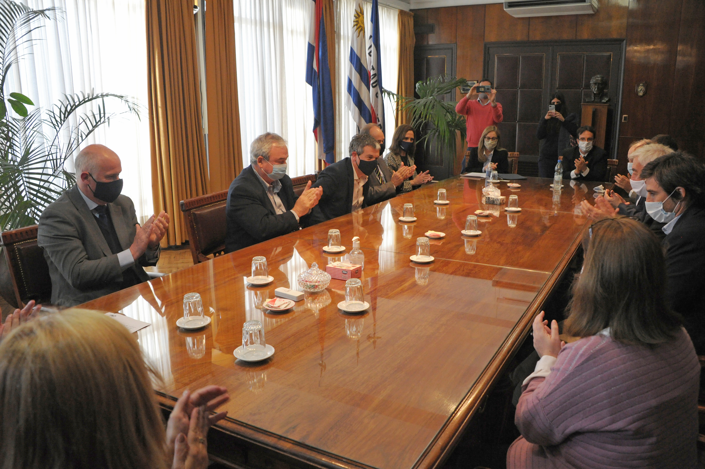 Suscripción de acuerdo entre Administración Nacional de Puertos y empresa que construirá y explotará un muelle en terminal marítima de Montevideo