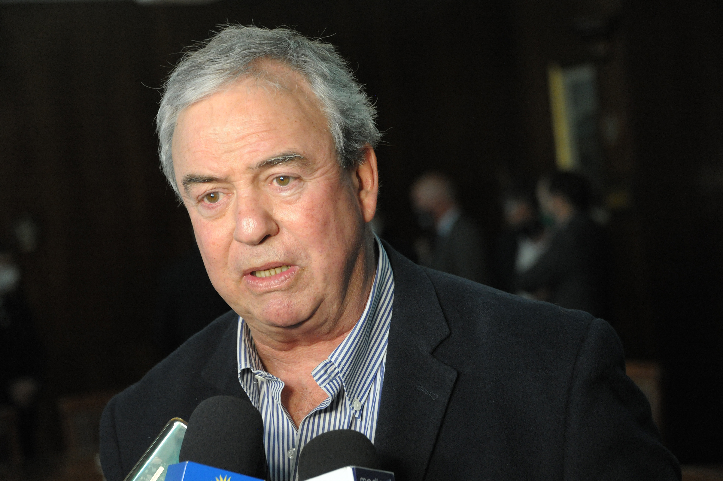 Ministro de Transporte y Obras Públicas, Luis Alberto Heber, realizando declaraciones a la prensa