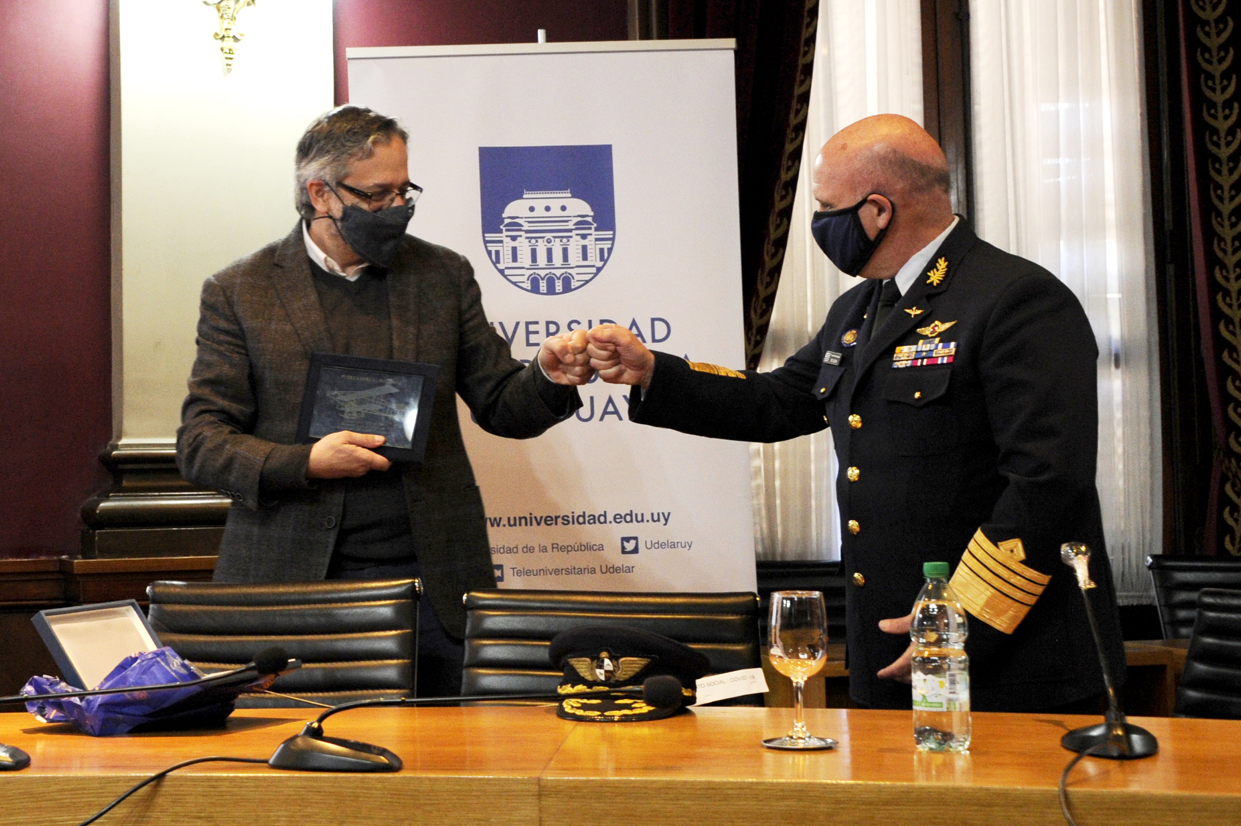 Rector de la Udelar, Rodrigo Arim, junto al comandante de la Fuerza Aérea, Luis de León