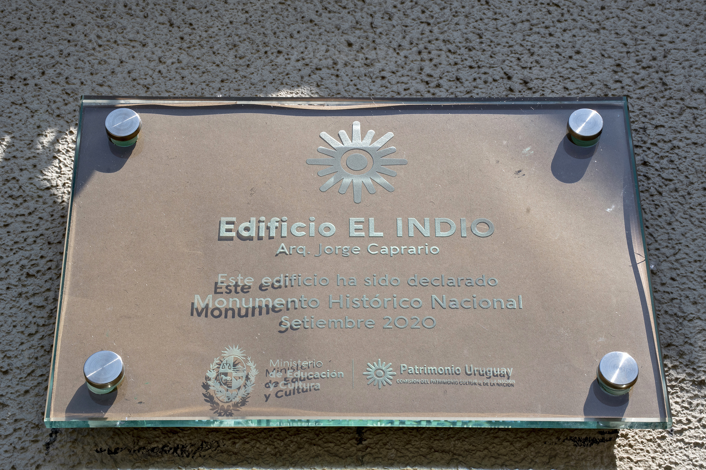 Placa por la declaración del Edifico El Indio, como monumento histórico nacional