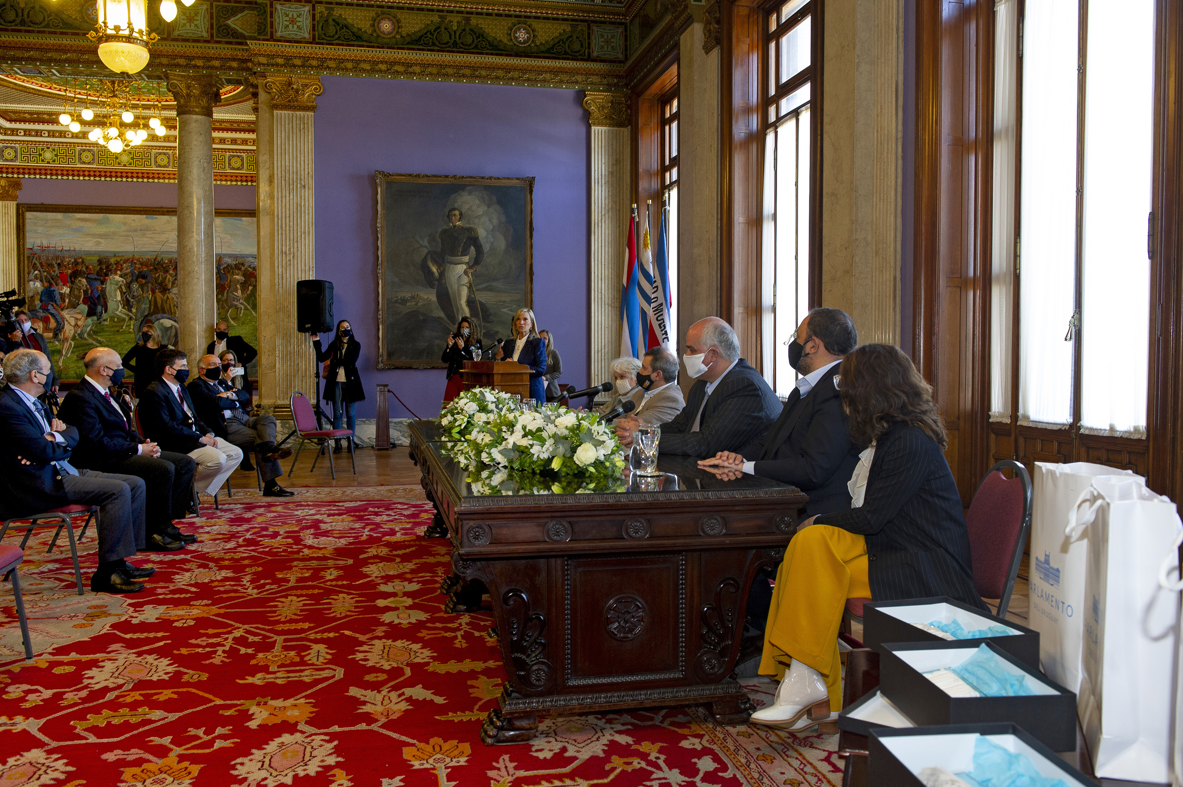 Vicepresidenta Beatriz Argimón encabezó homenaje del Poder Legislativo al Grupo Asesor Científico Honorario