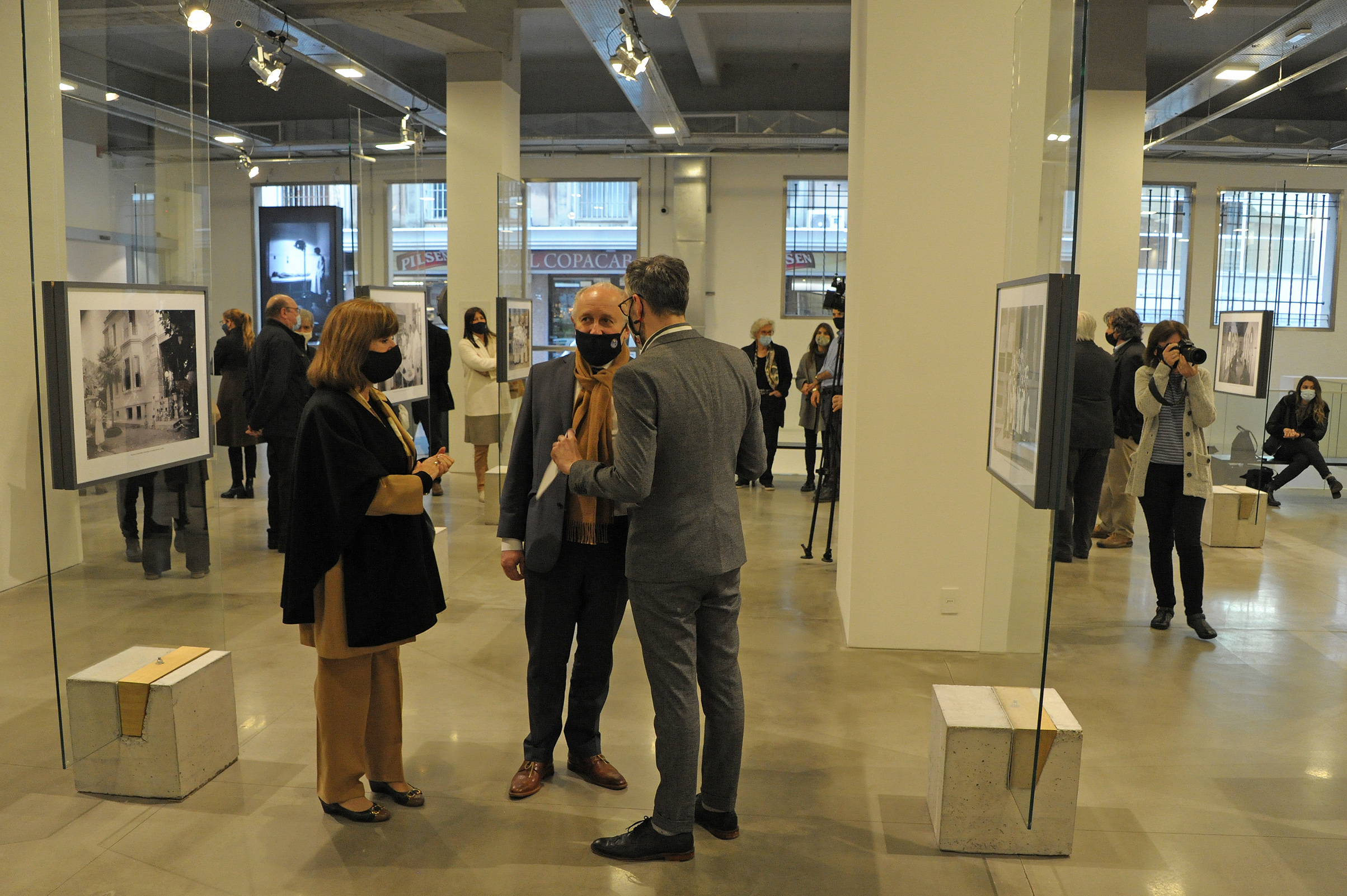 Ministro de Educación y Cultura, Pablo da Silveira, encabezó inauguración de exposición fotográfica sobre Manuel Quintela