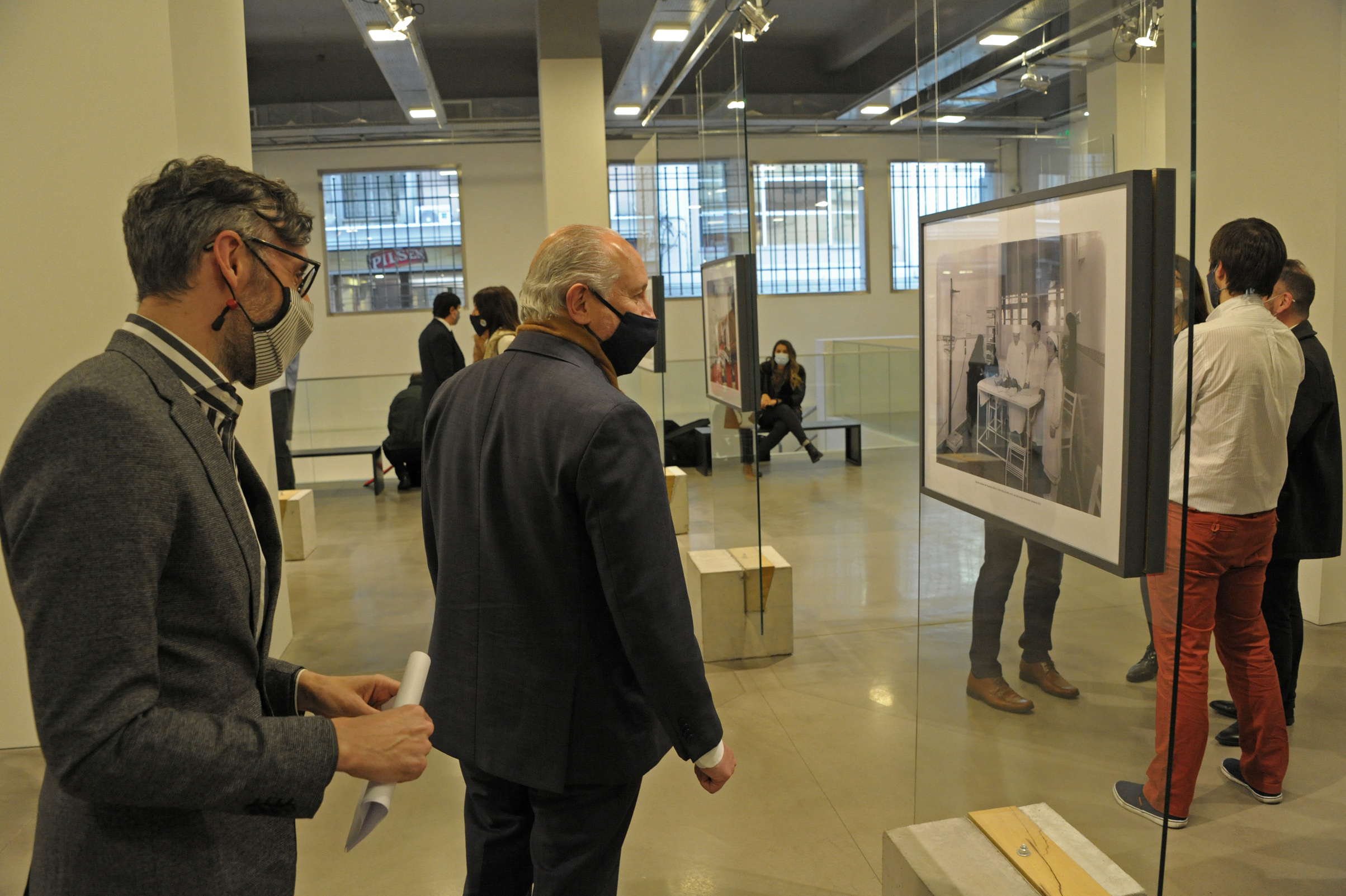 Ministro de Educación y Cultura, Pablo da Silveira, encabezó inauguración de exposición fotográfica sobre Manuel Quintela