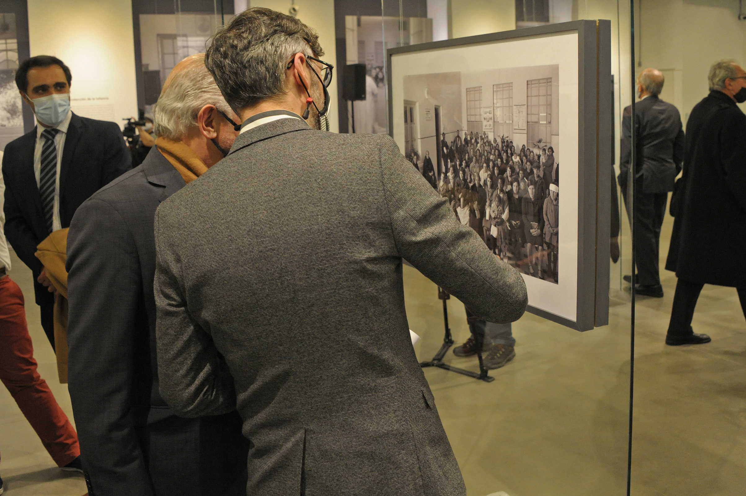 Ministro de Educación y Cultura, Pablo da Silveira, encabezó inauguración de exposición fotográfica sobre Manuel Quintela