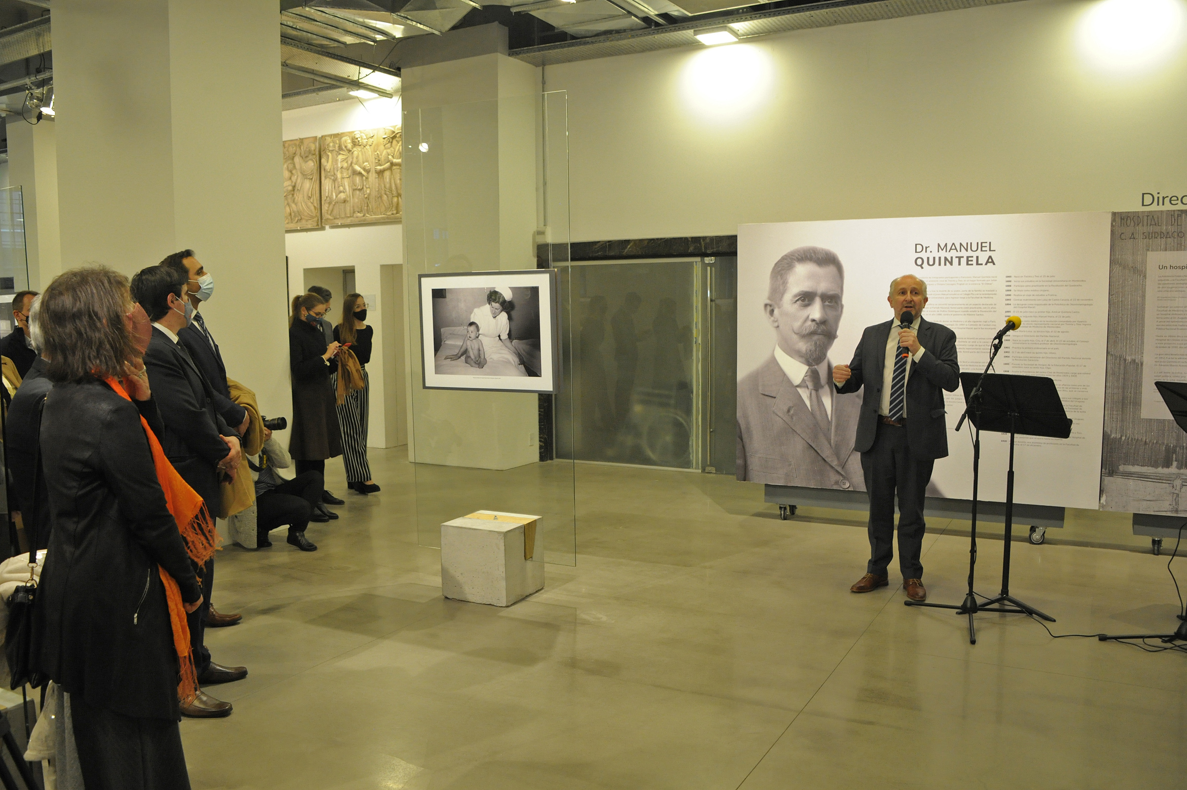 Ministro de Educación y Cultura, Pablo da Silveira, encabezó inauguración de exposición fotográfica sobre Manuel Quintela
