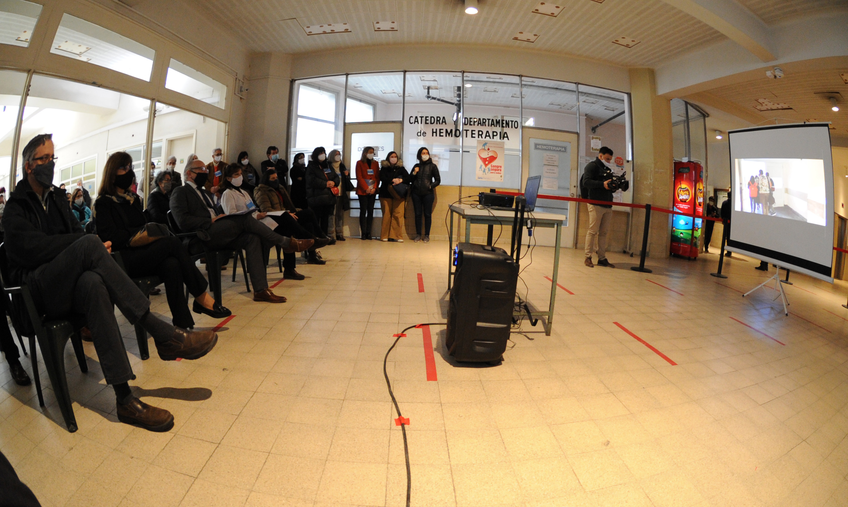 Luego de la ceremonia, las autoridades realizaron una recorrida por el Hospital de Clínicas