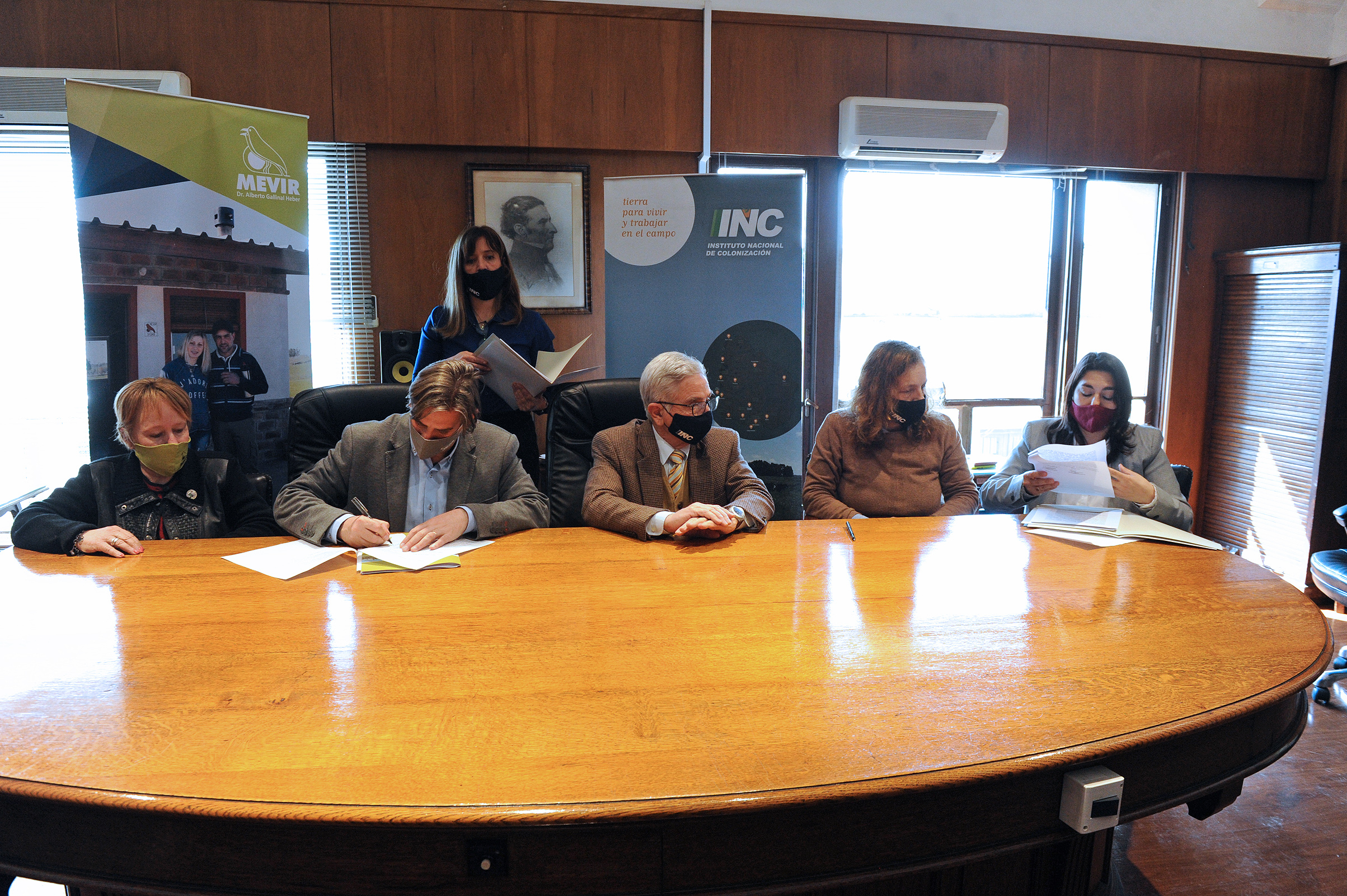 Suscripción de acuerdo entre Mevir e Instituto Nacional de Colonización