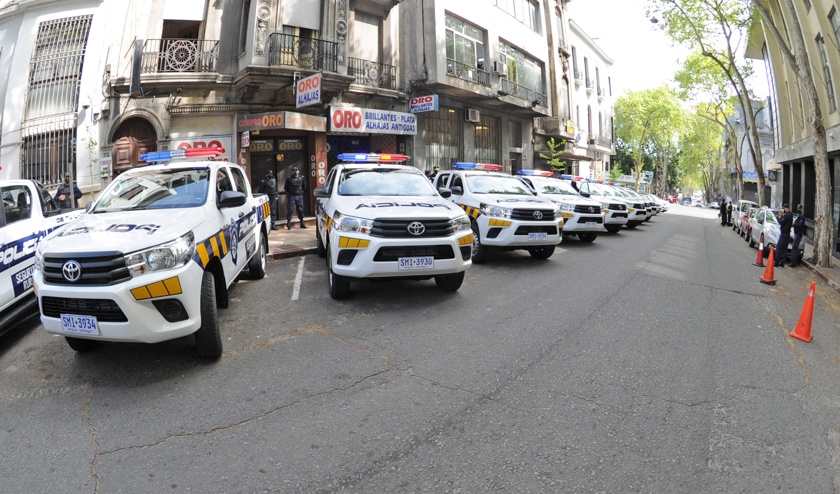 Jorge Larrañaga y Carlos Uriarte, en la entrega de 13 camionetas para la Dirección Nacional de Seguridad Rural