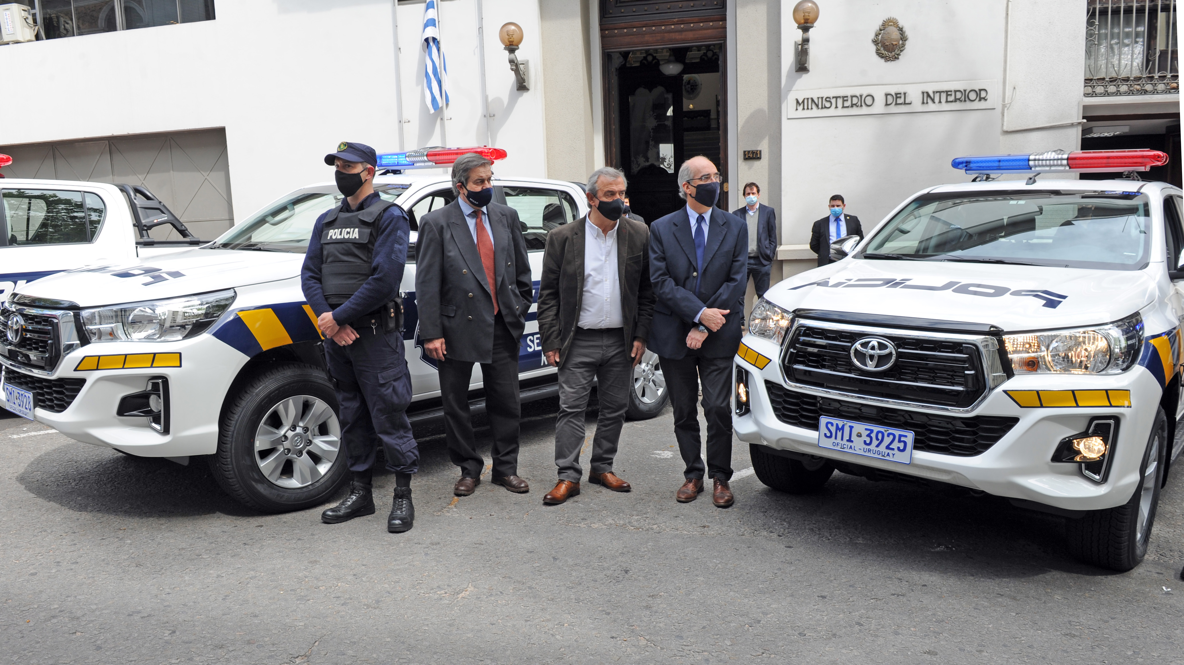 Jorge Larrañaga y Carlos Uriarte, en la entrega de 13 camionetas para la Dirección Nacional de Seguridad Rural