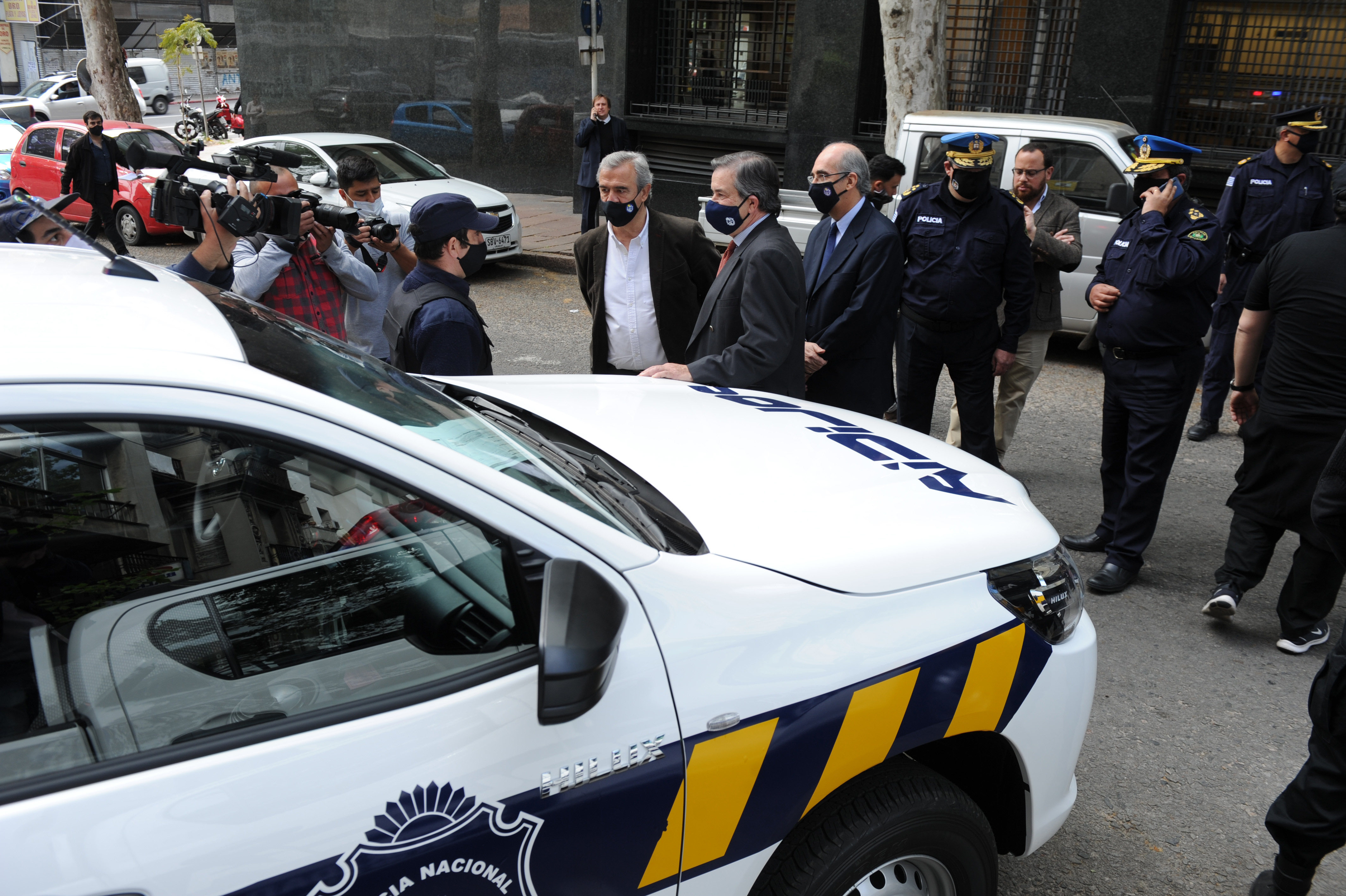Jorge Larrañaga y Carlos Uriarte, en la entrega de 13 camionetas para la Dirección Nacional de Seguridad Rural