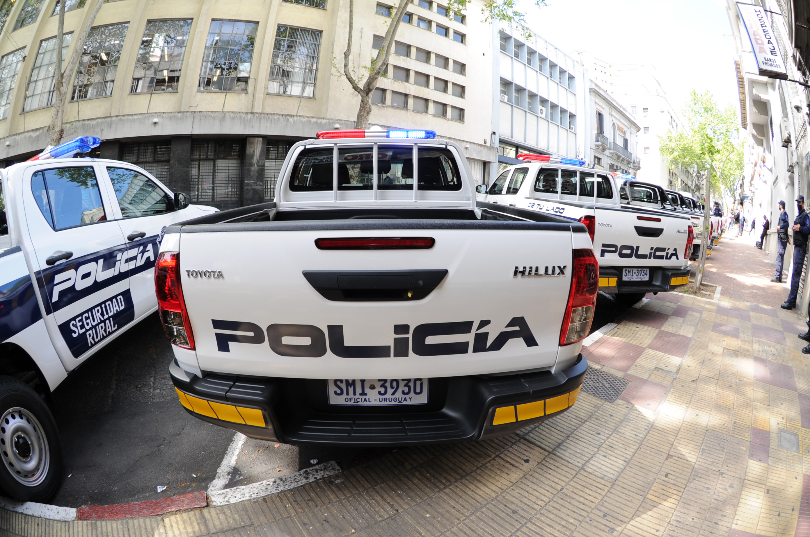 Jorge Larrañaga y Carlos Uriarte, en la entrega de 13 camionetas para la Dirección Nacional de Seguridad Rural