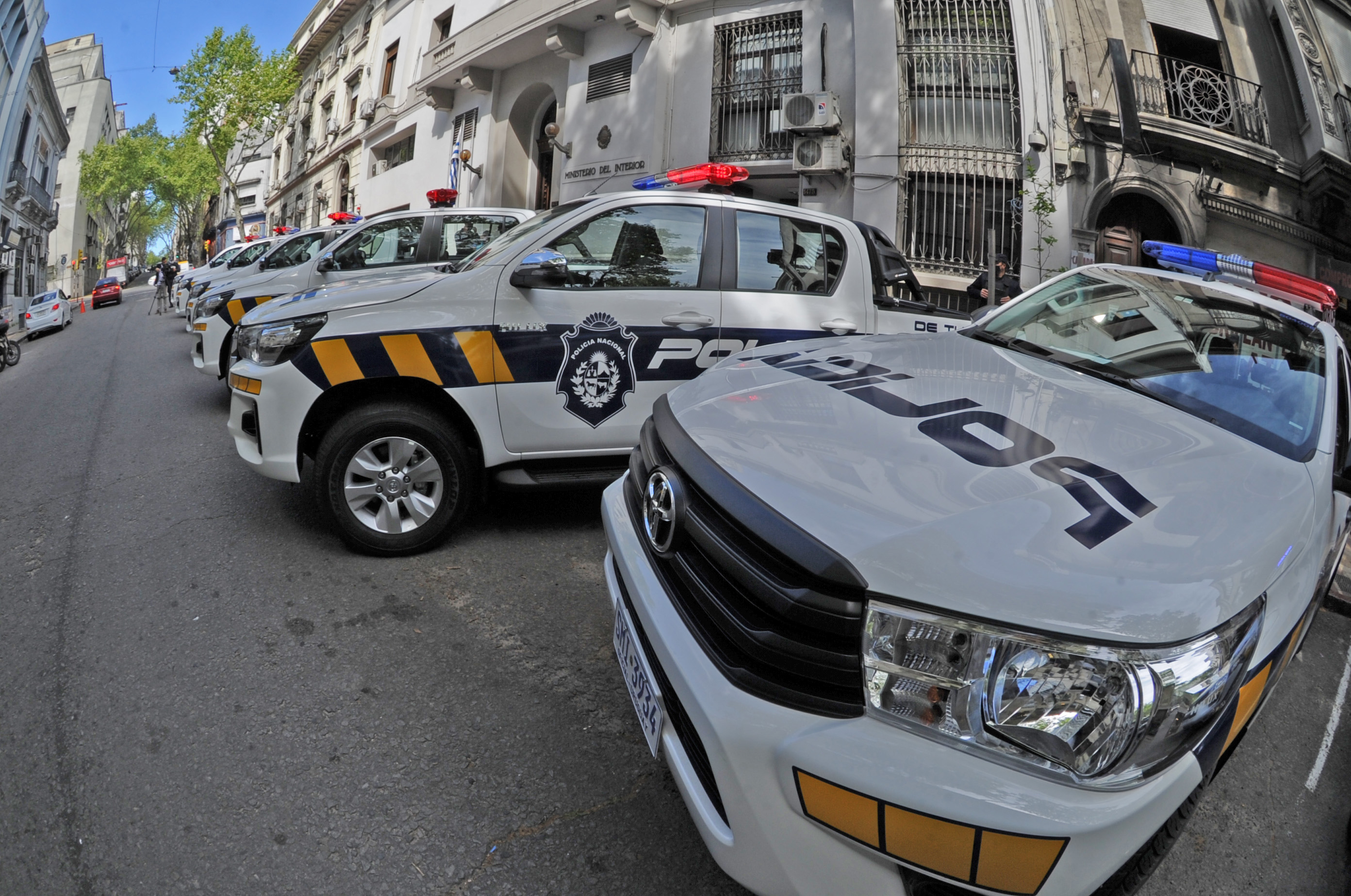Jorge Larrañaga y Carlos Uriarte, en la entrega de 13 camionetas para la Dirección Nacional de Seguridad Rural