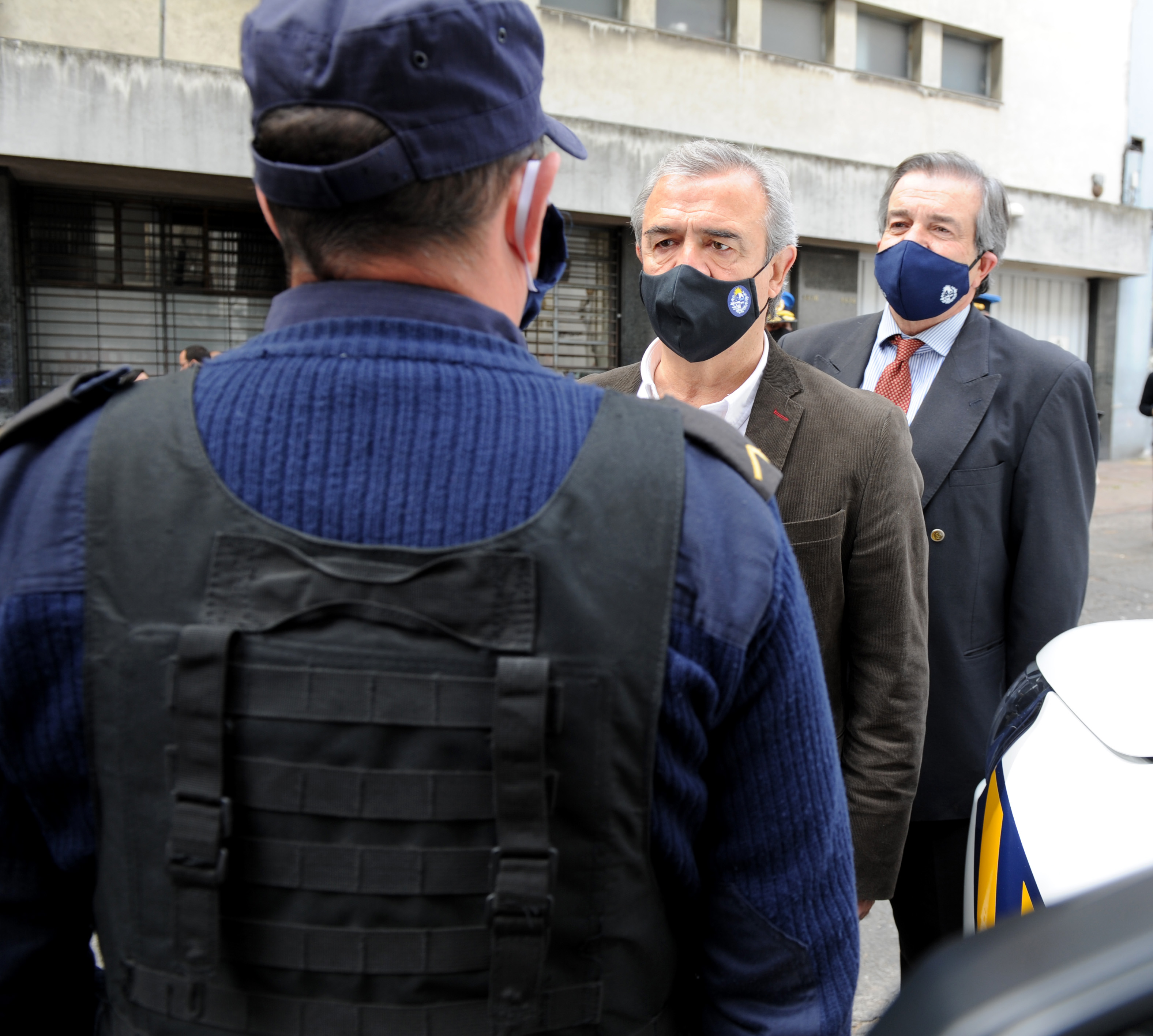 Jorge Larrañaga y Carlos Uriarte, en la entrega de 13 camionetas para la Dirección Nacional de Seguridad Rural