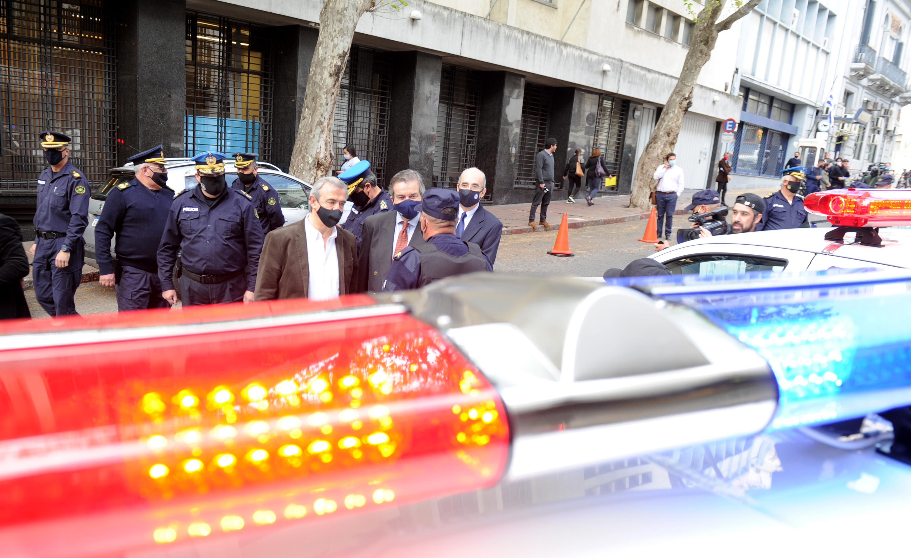 Jorge Larrañaga y Carlos Uriarte, en la entrega de 13 camionetas para la Dirección Nacional de Seguridad Rural