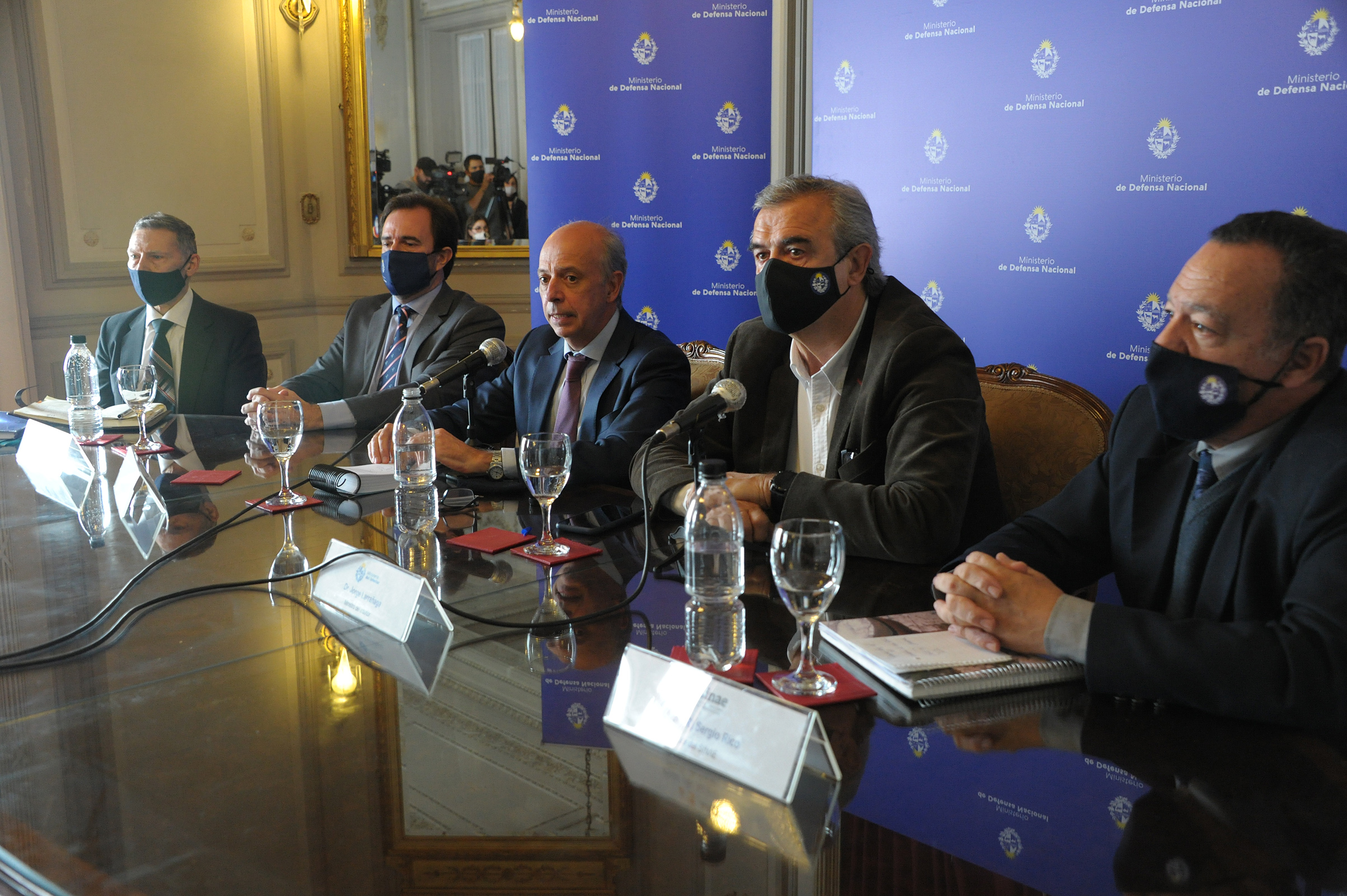 Ministro de Defensa Nacional, Javier García, haciendo uso de la palabra