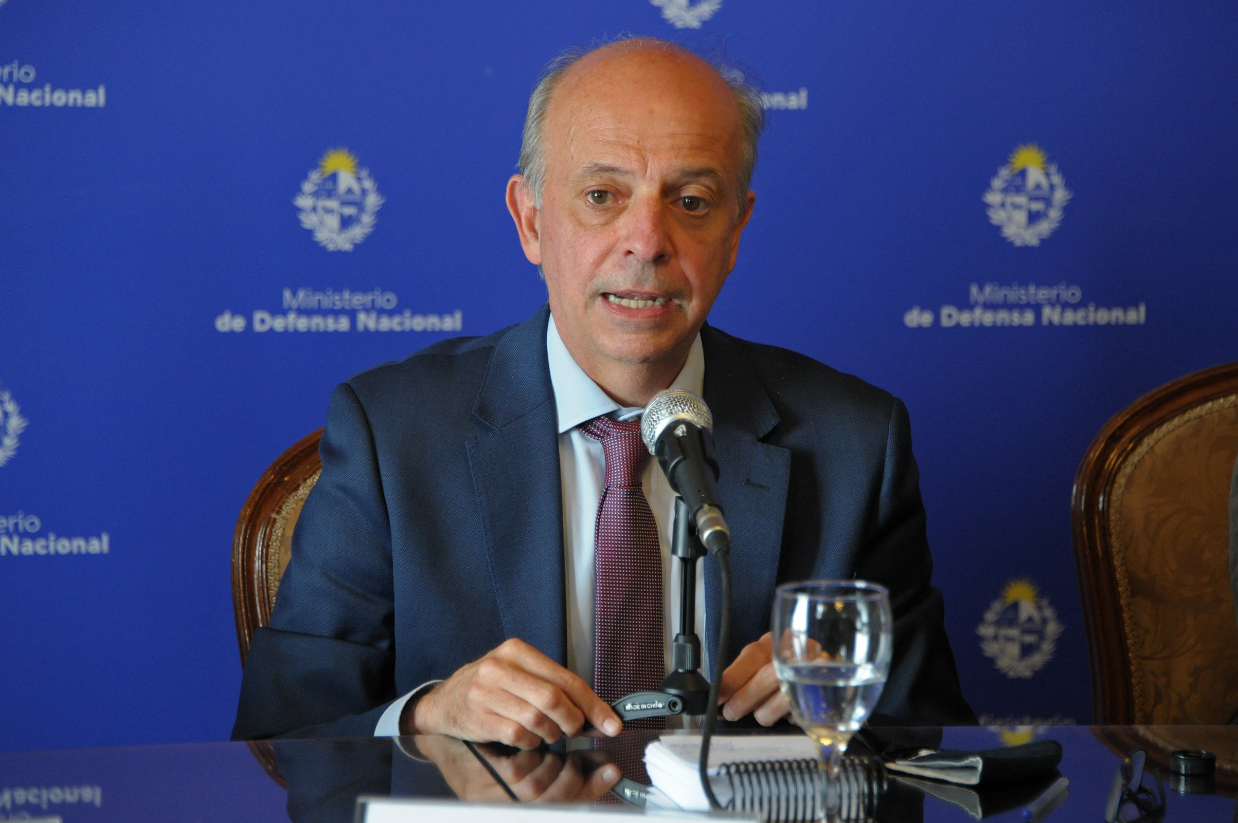 Ministro de Defensa Nacional, Javier García, haciendo uso de la palabra