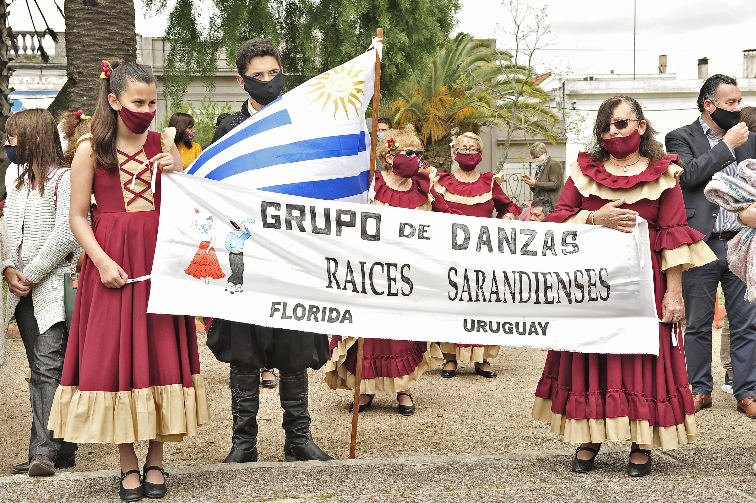 Asistentes al acto de conmemoración del 195.° aniversario de la batalla de Sarandí