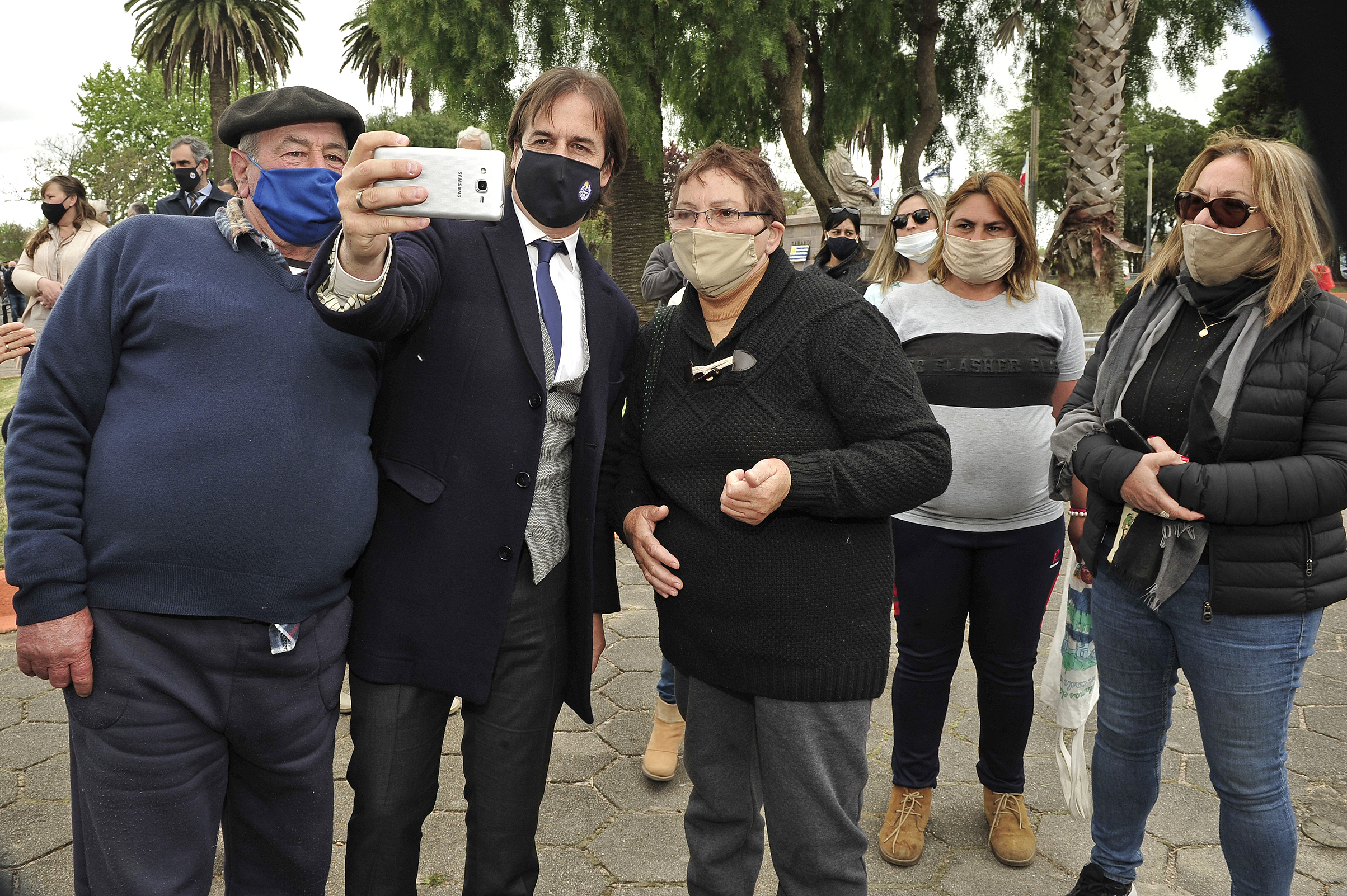 Presidente Luis Lacalle Pou, previo al inicio del acto de conmemoración del 195.° aniversario de la batalla de Sarandí