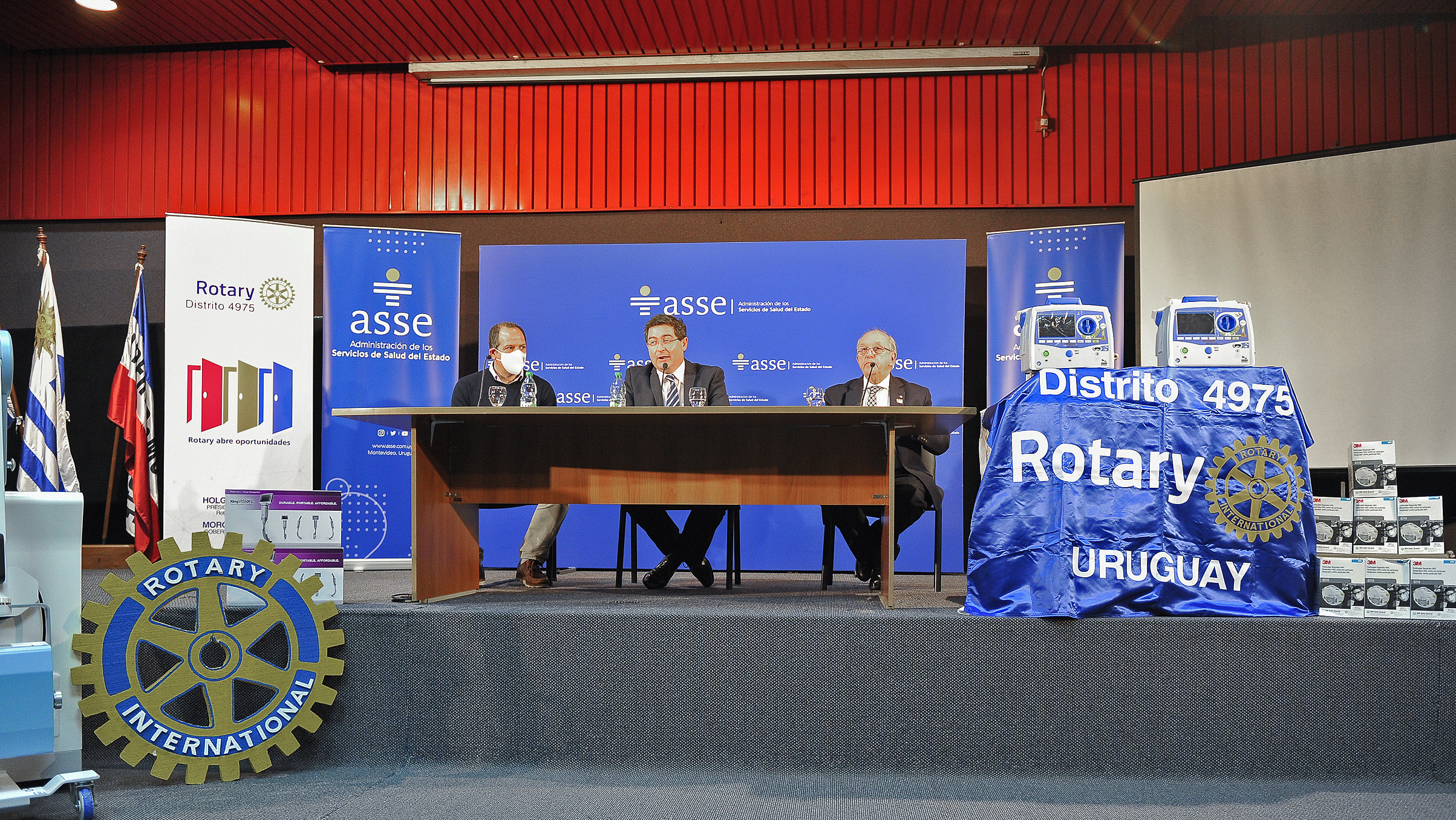 Rotary entregó al Hospital Español equipo portátil de rayos X, dos cardiodesfibriladores, dos videolaringoscopios y 19 equipos de electrocardiografía